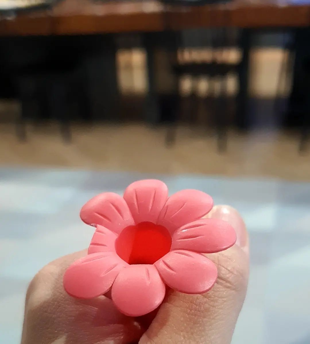 #복직첫출근 ☺️

일찍부터 깬 첫째가 엄마 이거 가져가~  하고 준 응원의 꽃 선물
꽃잎 한개가 없지만 중요치 않지
너무 귀엽고 사랑스러움💝

#1호선지옥철 푸시맨이되서 지하철 탑승
오랜만에 느껴봤는데 적응 안됨

풍족한 음료수는 다이어트 때문에 마실수 없지만 
나에게는 아아가 있지

오랜만에 먹은 구내식당 점심
역시 든든하고 최고 
점심만 먹어도 다이어트 도루묵 될듯

낮잠 잔다는 얘기에 둘찌한번 찾아보고👶
꿀같은 낮잠자는 부녀가 귀여움

다시 또 적응안되는 1호선지하철 타고 집으로...
무조건 내일부터 플렉서블이다....🌃