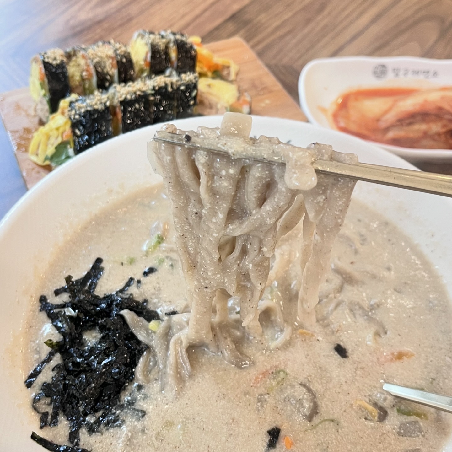 #협찬

부산 팔구제면소 연산

자가제면 칼국수와 다양한 김밥 맛집으로 유명한 팔구제면소에서 들깨칼국수와 명란참치마요김밥을 먹었어요

들깨칼국수는 고소하면서 안에 새알같이 생긴쫀득한게 좋았고
김밥은 계란이 가득해서 좋았어요!

#연산동맛집 #부산시청맛집 #칼국수맛집