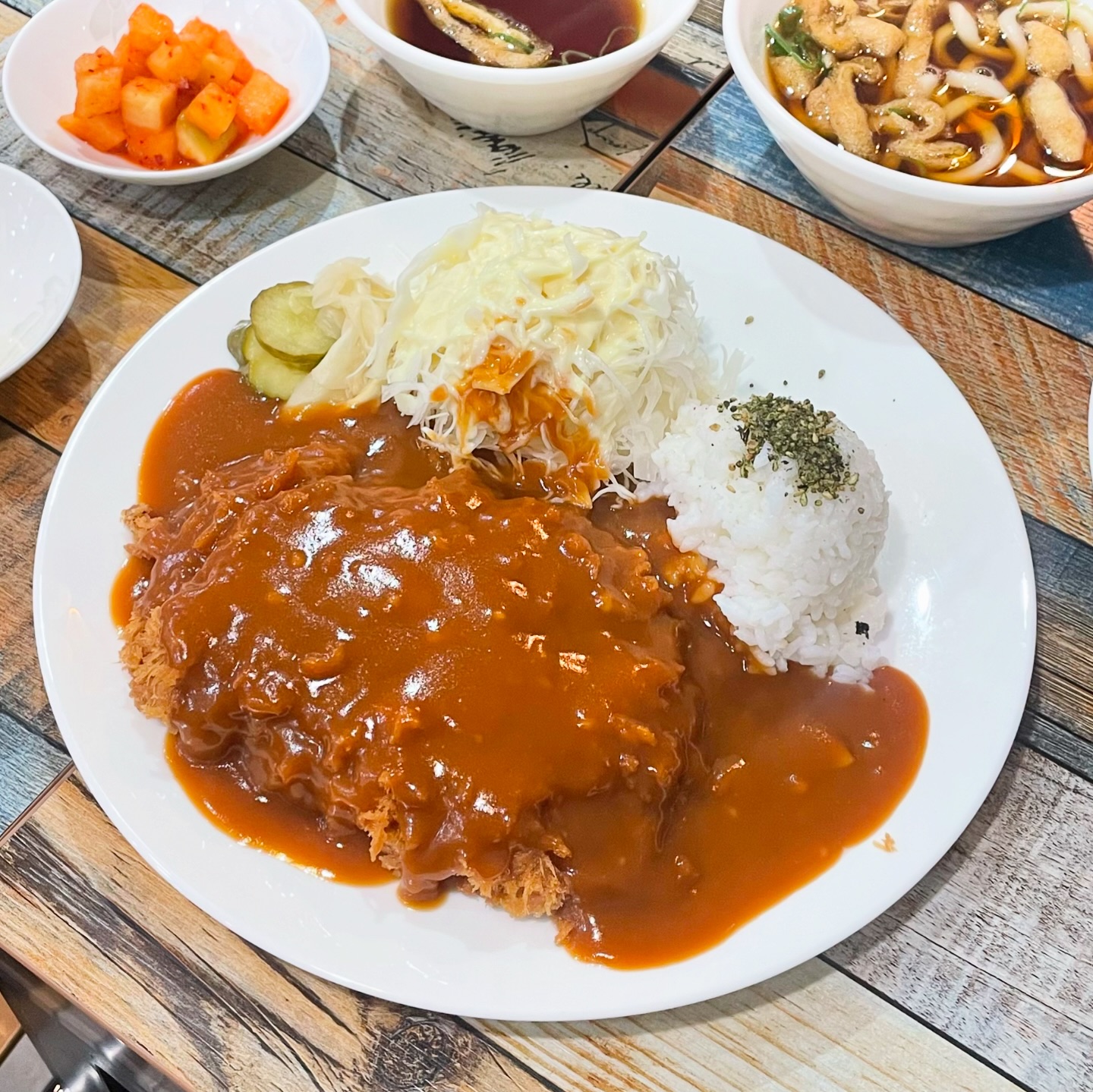 🌞용산 북천
.
서울 3대 돈까스 맛집이라는 북천🙌🏻 이렇게 두툼한 경양식 돈가스는 처음인듯하다 소스도 엄청 맛있는데 흔하지 않은 맛이라 더 좋음! 천원추가해서 세트로 시키면 우동도 같이 나오는데 국물맛좋음
.
.
.
#먹스타홍홍 #북천 #돈까스맛집
