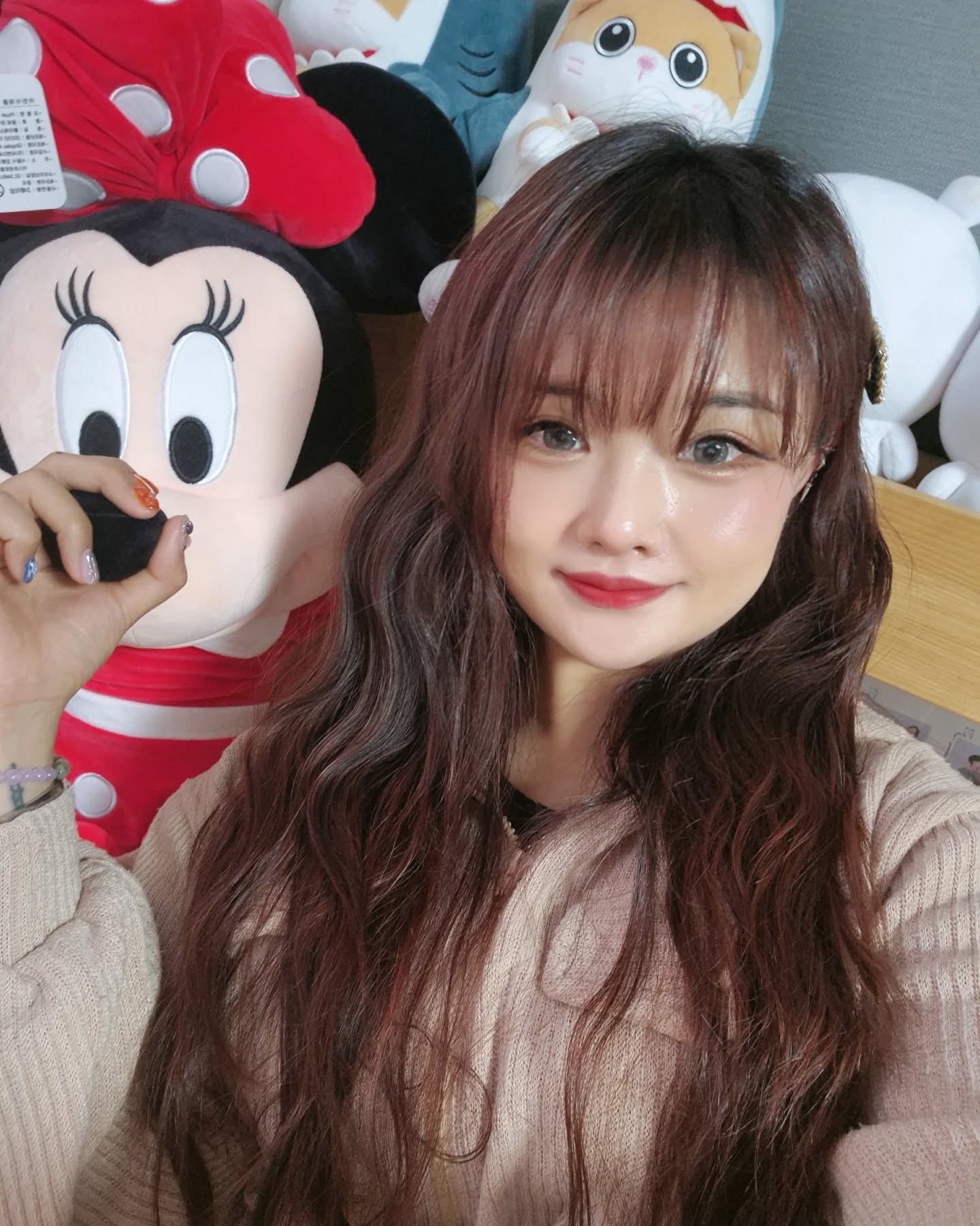 24.12
오랜만에 고데기 하기》《
움!! 물결펌 하거 싶은데 잘 안되네..
물결펌 해주세요....