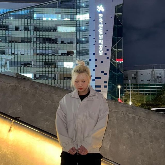  ZOO 백지우 🫧 on Instagram: "루즈~오버핏 실루엣 바탕으로 제작된 아이템으로 부담없이 가볍게 걸치기 좋은 캐주얼한 무드🫶🏻

👕 @standarderror_official 

#협찬 #스탠다드에러  #STANDARDERROR #남여공용자켓  #자켓 #데일리룩 #자켓추천 #간절기아우터 #jacket #パンツ  #outer  #스탠다드에러x텍토리 #하이넥레더"