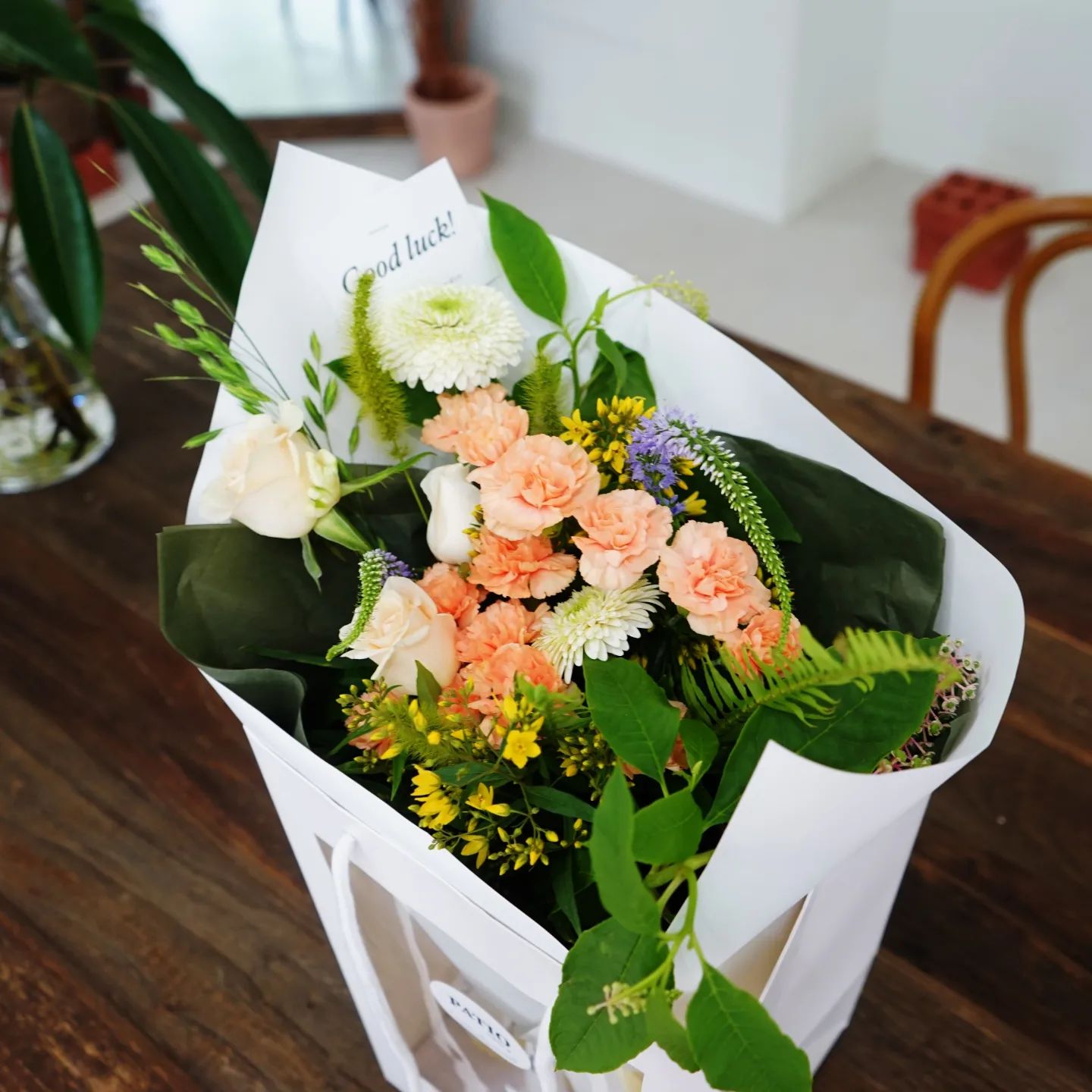 예쁜 꽃다발을 나에게 선물하고 싶었어요💐

매일 잠투성이에 뭘 하는지 모르겠는 요즘,

먹고 자는게 일상이 되어버렸지만 잘쉬고 있다고
칭찬해주고 싶어요 ㅋㅋㅋ

쉬는 방법을 터특해가는 요즘, 
대전 유성 꽃집 파티오 플라워 스튜디오에서
예쁜 꽃다발 무인픽업으로 집에 데려왔어요🌹🏵️🌷

다음에는 핸드타이 클래스로 한 번 들어볼까봐요😘

#협찬 #대전꽃집 #대전유성꽃집 #파티오플라워스튜디오 patioflowerstudio