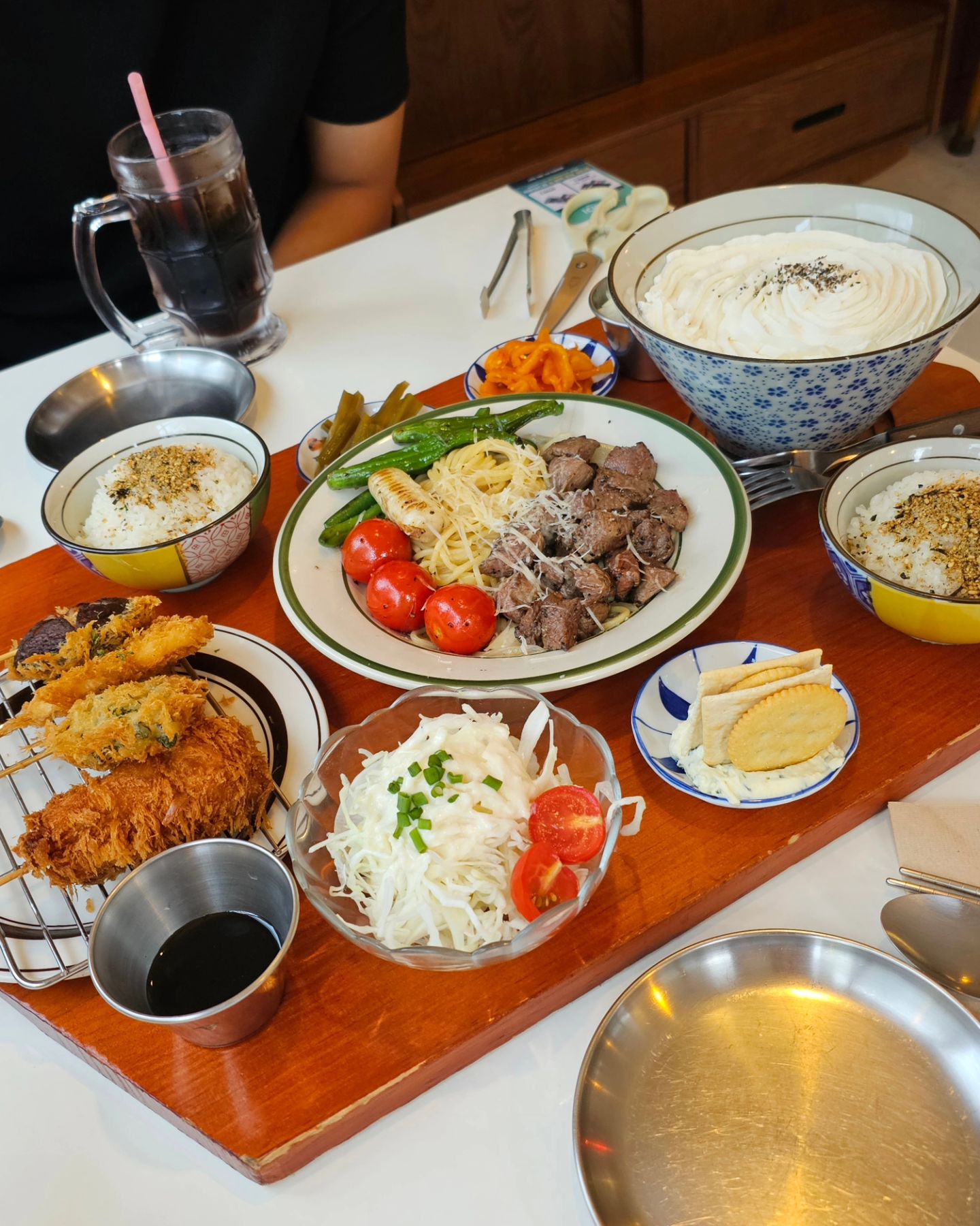 #협찬
오픈할때부터 진찌 애정했던 #토끼정
강남역에서 매번 웨이팅 어마어마했던 
#일본가정식 요리집이었죠
요즘은 지점도 좀있더라구요

오랫만에 제대한 아들이랑 #홍대데이트 하는날
함께 꼭 가고싶어서 예약하고 #토끼정홍대 다녀왔어요
여전히 깔끔하고 단정하면서도
아기자기한 일본풍인테리어와 메뉴 참좋네요

저희는 #토끼정3인밥상 으로
제가 참 좋아하는 토끼정의 시그니처이자 베스트메뉴인
#크림카레우동 에 #큐브스테이크오일파스타
#쿠시카츠 로 주문하고 시원한 생맥주와 콜라도 주문했어요
주문은 테이블에 붙어있는 NFC태그로~

메뉴가 진짜 아기자기 너무 예뻐서
아들도 감탄하더라구요 ㅎㅎ

부드럽고 고소하면서도 향긋한 크림카레우동
생크림듬뿍이라 느끼할꺼같지만 전혀안그래요
진짜 매번 맛있어요
파스타에 고기도 듬뿍~ 오일파스타에 듬뿍올려먹으면
고소한 풍미가가득
카츠는 등심 꽈리고추 표고버섯등이 튀김처럼
나오는데 고소하게 튀겨내 여러가지를 다양하게
맛보기좋더라구요

편안한분위기에 테이블간격도 좋아서
아이와 한참 즐거운수다나누고 왔습니다
아이는 여자친구랑오겠다며 찜했어요 ㅎ

가볍게 식사나 맥주한잔하기도 좋은곳이라
추천드려요

위치는 요기
서울 마포구 잔다리로2길 13 1층~3층

#홍대맛집 #홍대데이트 #홍대파스타 #토끼정홍대점
#홍대데이트맛집 #상수맛집 #상수데이트