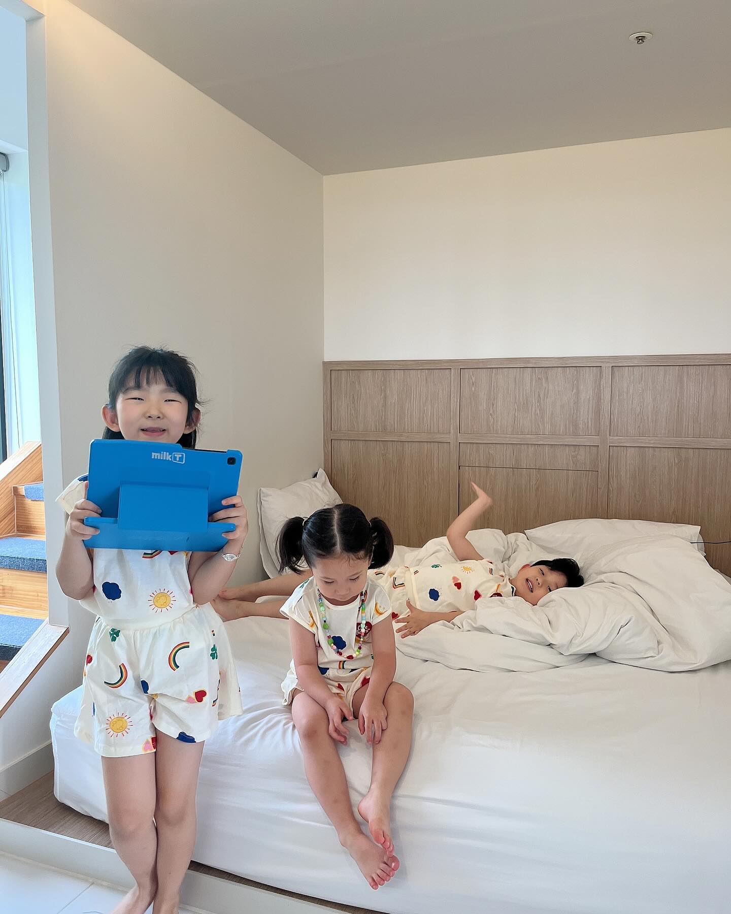 +1262ᴅᴀʏs

드디어 6명의 모임, 말이 씨가 되었던 날
너희들이 즐거웠음 됫어
이틀 연속 머리만 대면 딥 슬립😴

-
--
---

#하하윤이네🏠 #태어난지1262일째 #3살과4살사이 #아가와어린이사이 #줌마렐라 #줌마렐라모임 #8살 #6살 #4살  #여름이야기 #언니스타그램 #육아소통 #육아스타그램