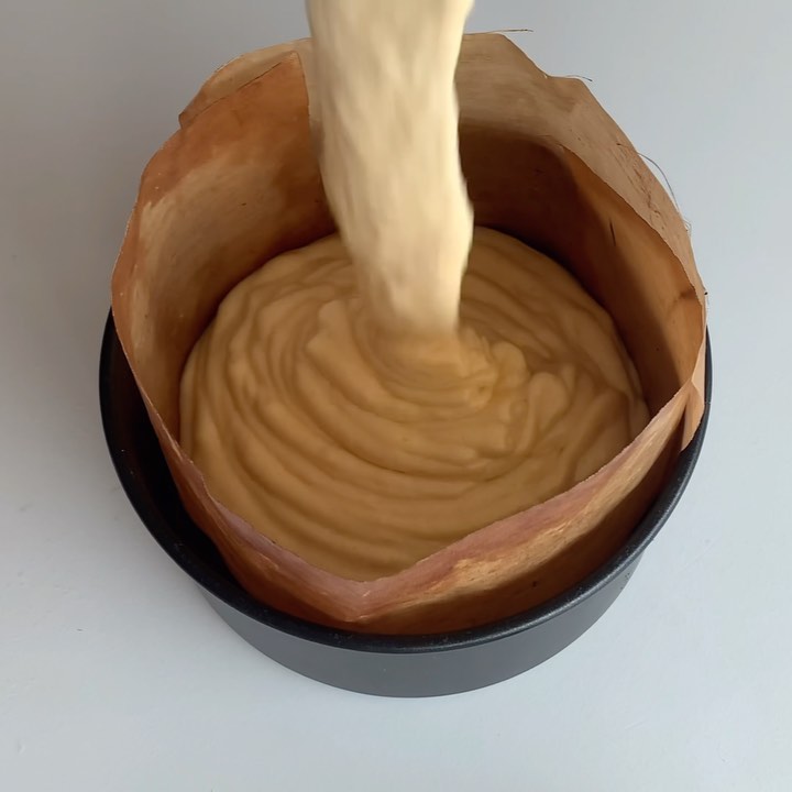 무려 한달이 지나버렸지만 🥲 가족 생일케이크로 만들었던 첫 고구마케이크 🍠🎂 고구마 반 시트 반 😇🥳 생일 전날 급하게 산 호박고구마가 너무너무 맛있는 고구마여서 더 성공적이었던 케이크 🍰