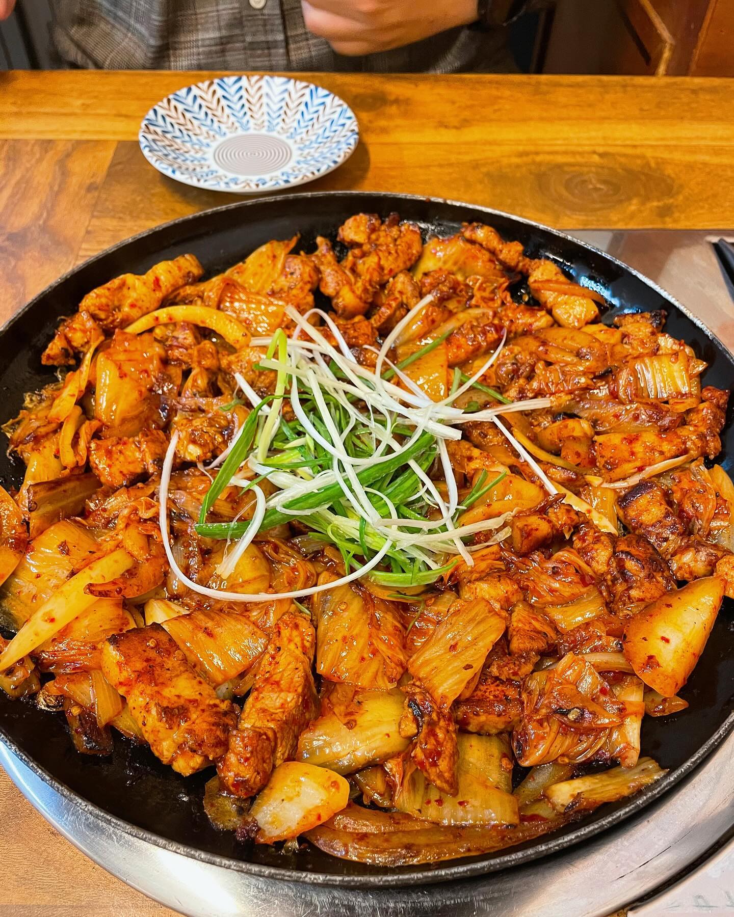 남편이랑 퇴근 후 급 외식🫶🏻

오랜만에 온 정통집은
역시 맛있다아아😋

돼지김치구이 체고!!
잔치국수랑 해장라면도 체고!!
.
.
#가오동정통집 #돼지김치구이
#목요일밤 #신혼부부일상