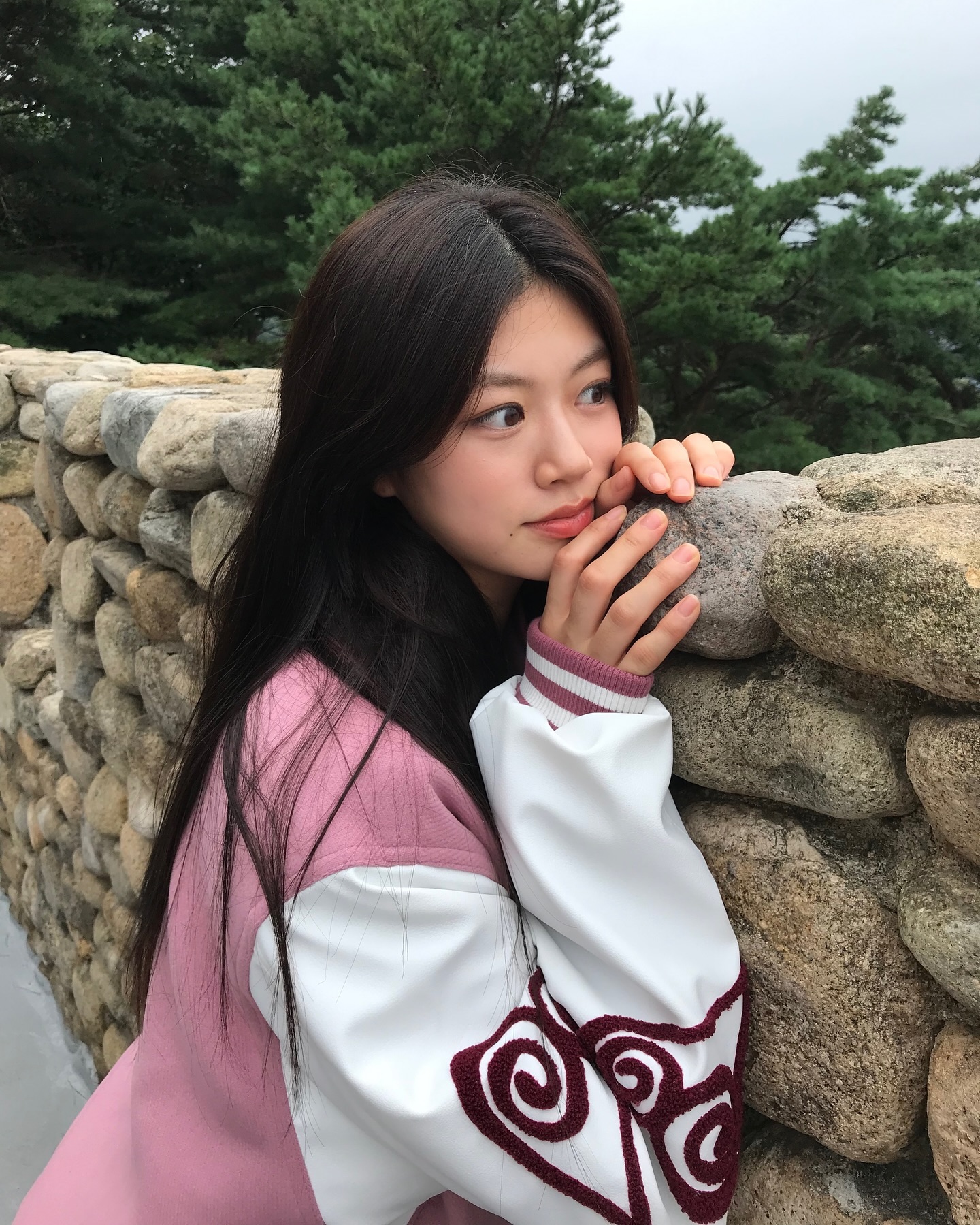 응 나 24학번 ~ 😉🤍 막이래 

분홍색이라 안어울릴까봐 걱정했는데 핏이랑 소재 조합이 너모 예뻐서 그냥 다 예뻤던 바시티 … 이로서 어반디타입으로 내 바시티 로망을 이루었다 요말뜸 !! 

울 혼방원단에 바시티 특성상 안에 공간도 넉넉해서 도톰하게 껴입으면 한겨울도 끄떡 없을 듯 ! 크롭이지만서도 사알짝 크게 나와서 오히려 좋음 이런 아우턴 배가 까질랑말랑하면 난 더 불편한 타입 …… 🤧

어반디타입 이번 시즌 바시티 예쁜거 진심으로 많으니까 품절되기전에 ! 추워지기 전에 ! 구경가쇼 😗 

#어반디타입 #바시티자켓 #가을코디 #코디추천 #바시티 #아우터추천 #무신사아우터 #무신사