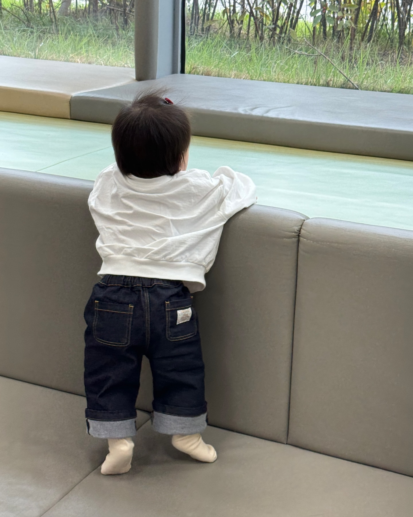 부쩍 추워진 날씨에
부랴부랴 준비한 #아기가을옷

한 번 사보고 재질, 디자인 좋은 곳은
재구매하고 있어서 꽤 겹칩니다🫶
(배송중인 옷이 10개는 더 있..ㅎ)
　 

1️⃣2️⃣
맨투맨 brillerbusan_official 
데님팬츠 pauseandplay.kr 
하트핀 teri__store 

3️⃣4️⃣
맨투맨셋업 aricobebe 
모자 동대문거래처

5️⃣
긴팔실내복 aricobebe 

6️⃣
트렌치코트 ettoi_official 
니삭스 happyprince_official 
신발 miniwiz.official 
헤어핀 teri__store 

7️⃣
펀칭티셔츠 pauseandplay.kr 

　 
_______________________________ 

#돌전아기옷 #돌아기옷 #아기겨울코디
#아기옷 #아기옷쇼핑몰 #아기옷코디