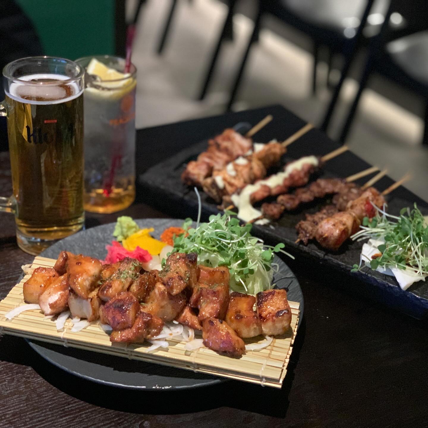 야키토리잔잔
.
.
.
인덕원 꼬치구이 맛집
가볍게 퇴근 후 한잔 하기 좋은 술집 추천

오픈형 주방이라, 주문 즉 
꼬치를 구워주심 :)
다소 시간은 걸릴 수 있으나 맛은 보장! 

•추천꼬치 5종
•항정살 미소야끼
•피치칵테일
•클라우드 생맥주 1잔

항정살 미소야끼 추천 👍
꼬치도 물론이지만 생맥주 안주로 완전 나이스 

양념된 항정살에 와사비, 샐러드 곁들여서 먹으면 만남

📍위치 : 안양시 동안구 흥안대로 517번길 23 1층
(영업시간 18:00-02:00, 라스트 오더 00:40)
.
.
.
#야키토리잔잔 #인덕원이자카야 #인덕원꼬치 #인덕원술집 #협찬