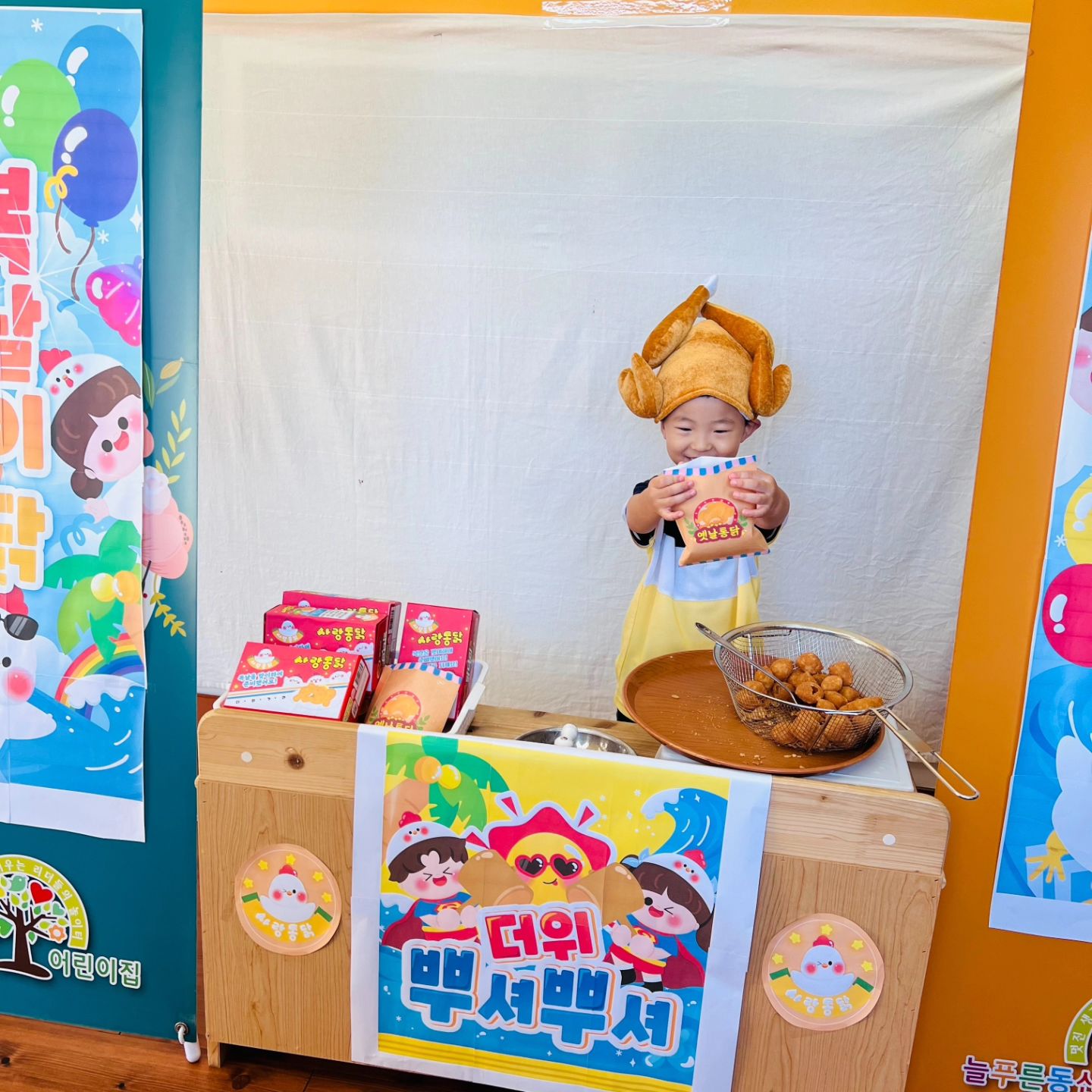 #초복 ㅋㅋㅋㅋ

치킨 사장님 된 범ㅋㅋ

아주 웃기네ㅋㅋㅋ

야무지게 잘 튀겨 주세요 사장님

전 백숙보다 치퀸이 좋아요🐔

#어린이집생활 
#초복활동
#치킨사장님