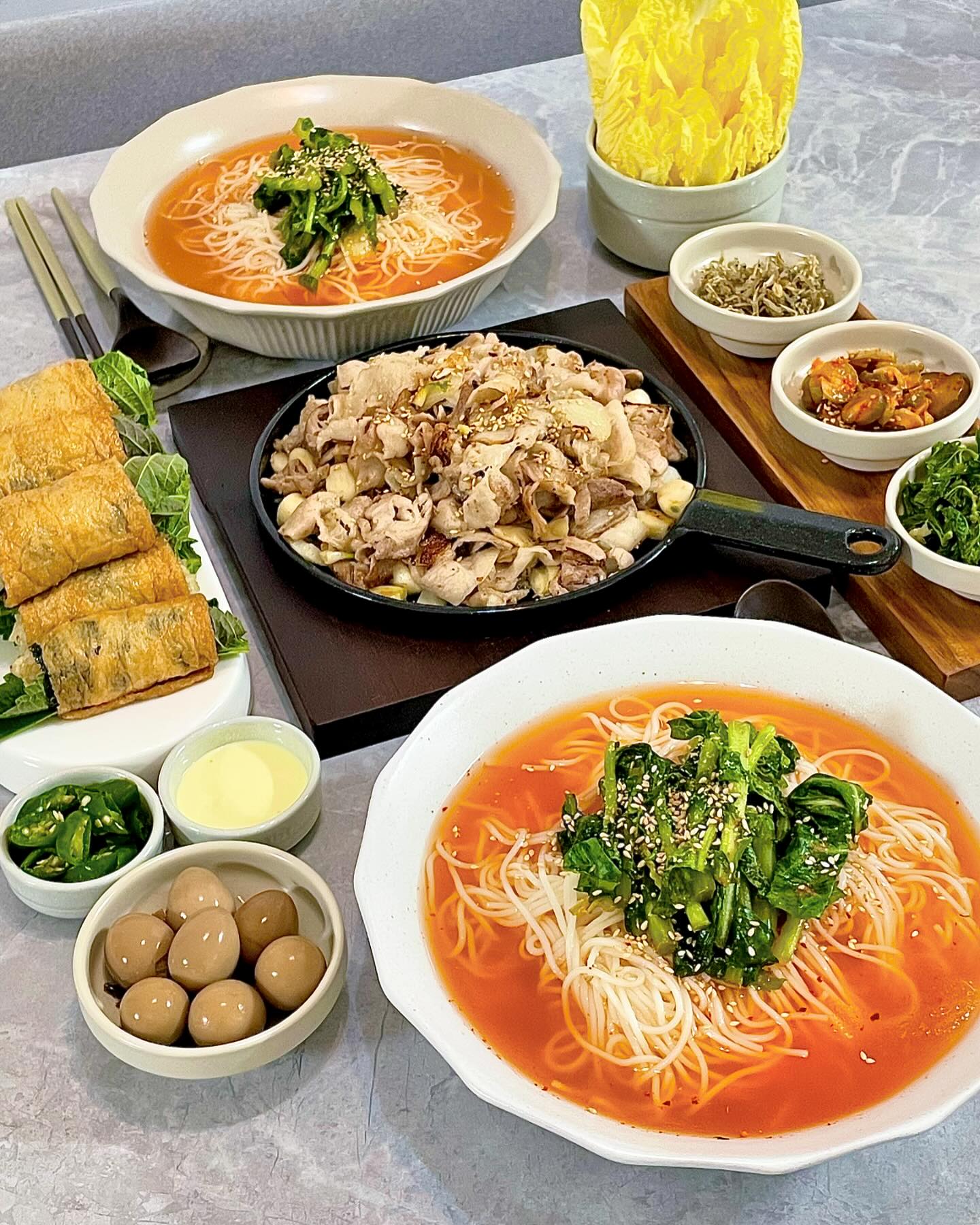 #협찬 #제품제공 🏷️ chef_e_chan 

#집밥쮸선생👩🏻‍🍳🍚 

셰프애찬 열무짜박이가 맛있다는 글을 많이 보았는데🗣️
감사하게도 (제 맘을 어찌 아시고..) 열무짜박이를 보내주셨어요-!
뭘해먹을까 고민하다가 오랜만에 진-짜 맛있는 열무김치 물국수 성공💚
셰프애찬만의 특별한 김치양념 비법으로 만든 열무라 댕맛..
연한 열무를 딱! 6시간만 절여내어 아삭함을 살렸다는데 정말로 아삭한 열무와 시원칼칼 국물이 제 맘에 쏙드는 별미더라구요🫶🏻
개인적으로 물른 김치 정말 안좋아하는데 이거 넘 마싯자냐..💚

열무물국수 시원하게 말아서 대패삼겹 굽굽해주고〰️
호다닥 롤유부초밥까지 말아주니 환상의 조합 완성 욥-💗

++ ❗️무엇보다 원터치캔으로 너-무 편리하더라구요?
봉지째여서 힘들게 다른 통에 옮기지 않아도되고 밀봉도 뛰어나서 이대로 뚜껑만 닫아 보관하니 완전 편해요🩶
(캔 따는거 무서울 때 있는데 이건 무섭지도 않음. 전혀. 네이버.)

셰프애찬은 믿고 먹는 곳 중 하나..💗

(다들 연휴 모하세요!
저는.. 시댁가족들과 펜션 놀러갑니다 꺄하 (ﾉ｀・∀・)ﾉ ෆ)

오늘의 꿀조합🍽️
-
#열무국수 #대패삼겹살 #롤유부초밥