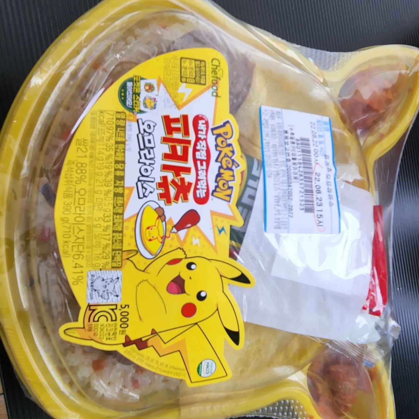 피카츄 오므라이스 ㅋㅋ 나름 신상을 여름휴가와서 득템함
띠부실은 아니지만 스티커도 귀엽고 맛도 있음

#띠부씰 #포켓몬스터신상 #피카츄 #피카츄오므라이스 #피카츄도시락