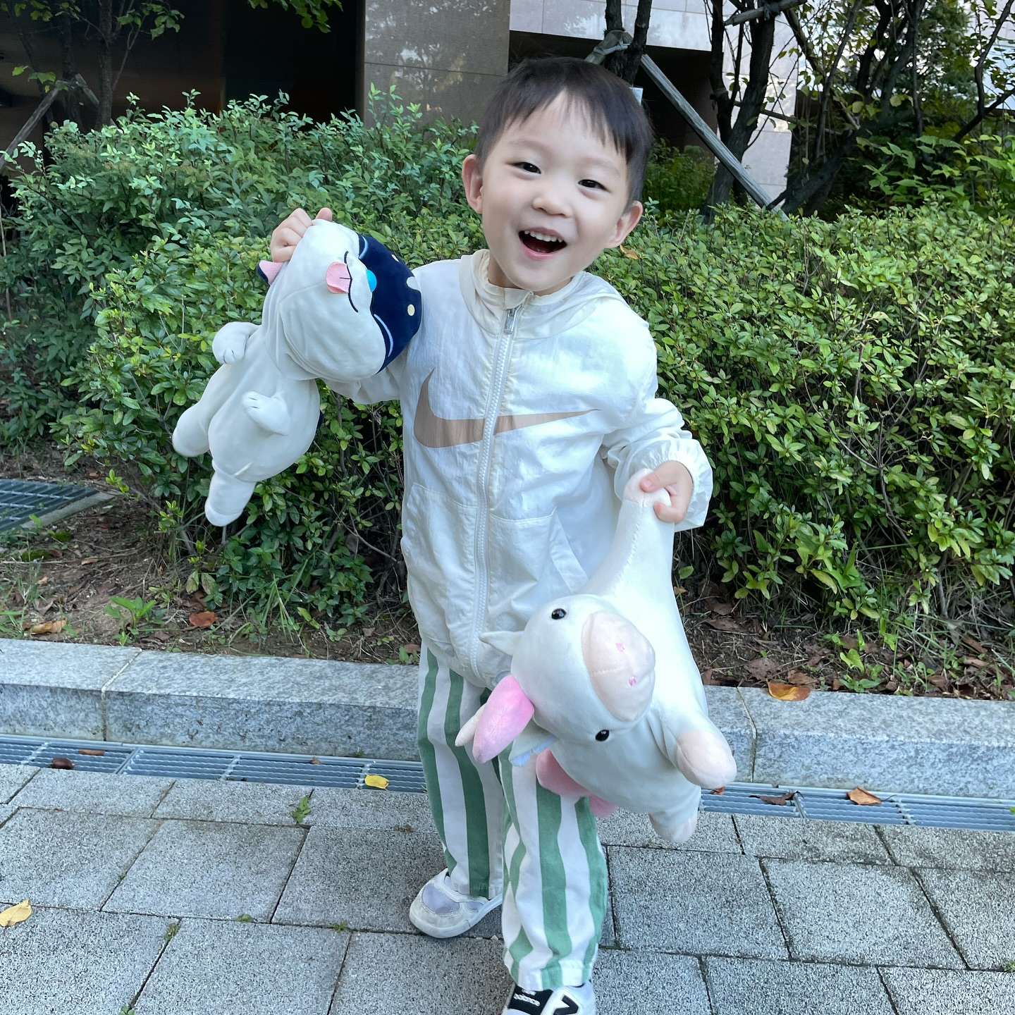 귀요미 등원길🤍
지난주는 매운맛이더니ㅋㅋ
이번주는 사랑한다고 손에 뽀뽀해준다 자꾸 ㅋㅋ