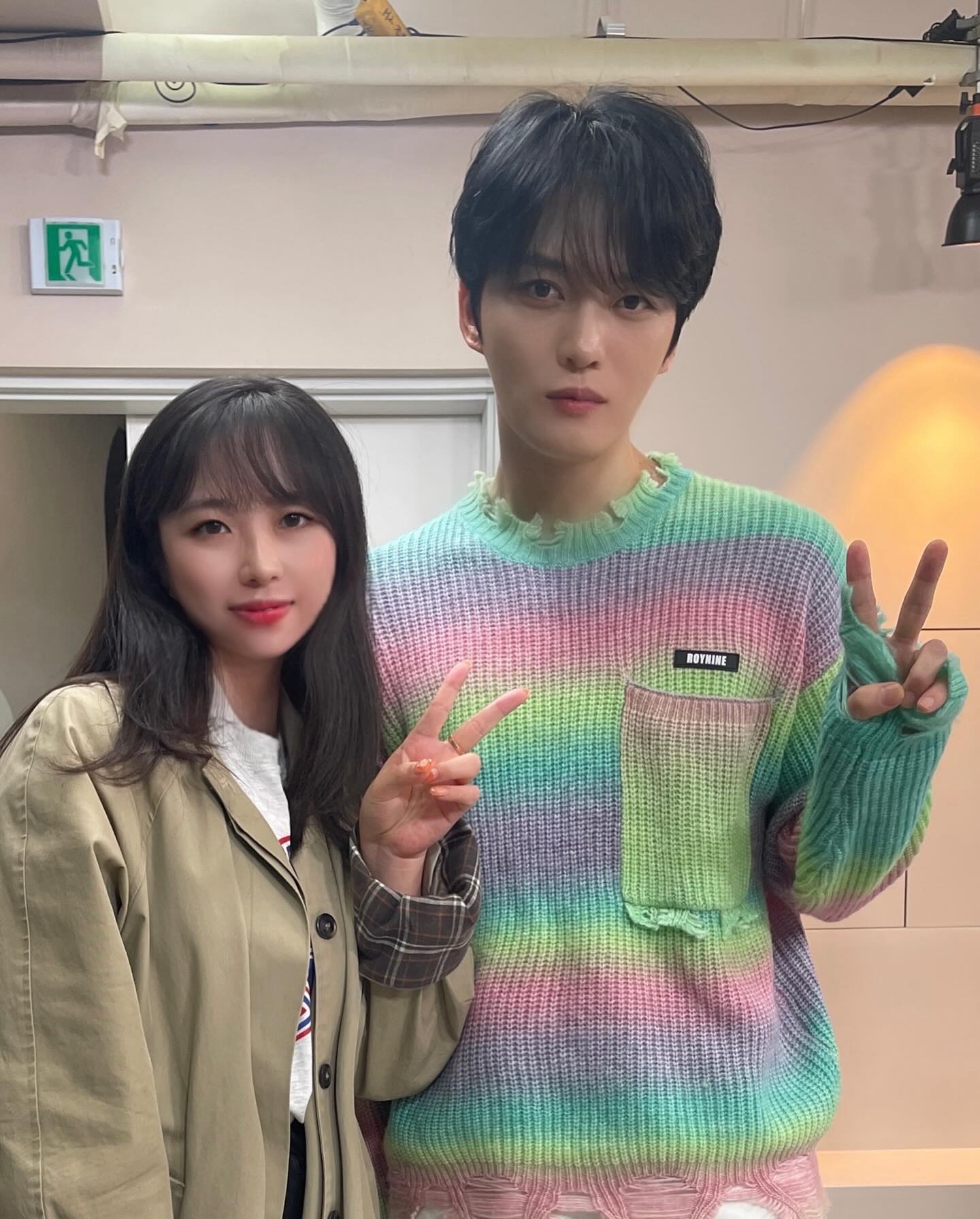 이제서야 올리는 우하머그 #재친구 PPL 기념촬영

올해는 cf촬영이나 PPL때문에 방송국도 촬영장도 많이 다닌거 같다
PPL 촬영한 유튜브 채널 중 재친구가 가장 정성스럽게 
잘 찍어주셔서 결과물도 너무나 만족스럽게 나왔다😆

재중님도 너무 많이 신경써주시고 에픽하이 분들은
신곡하고 콘서트 홍보보다 PPL을 더 열심히 해주셔서
나중에는 죄송한 마음까지 들었었던..🤣

동방신기, 에픽하이 노래로 학창시절
보냈던 사람으로서 연예인을 봐서 너무 두근거렸다💕
*
*
*
*
#하림 #광고촬영 #김재중 #에픽하이 #경험 
#여행 #일상 #일상소통 #daily #일상그램 #직장인