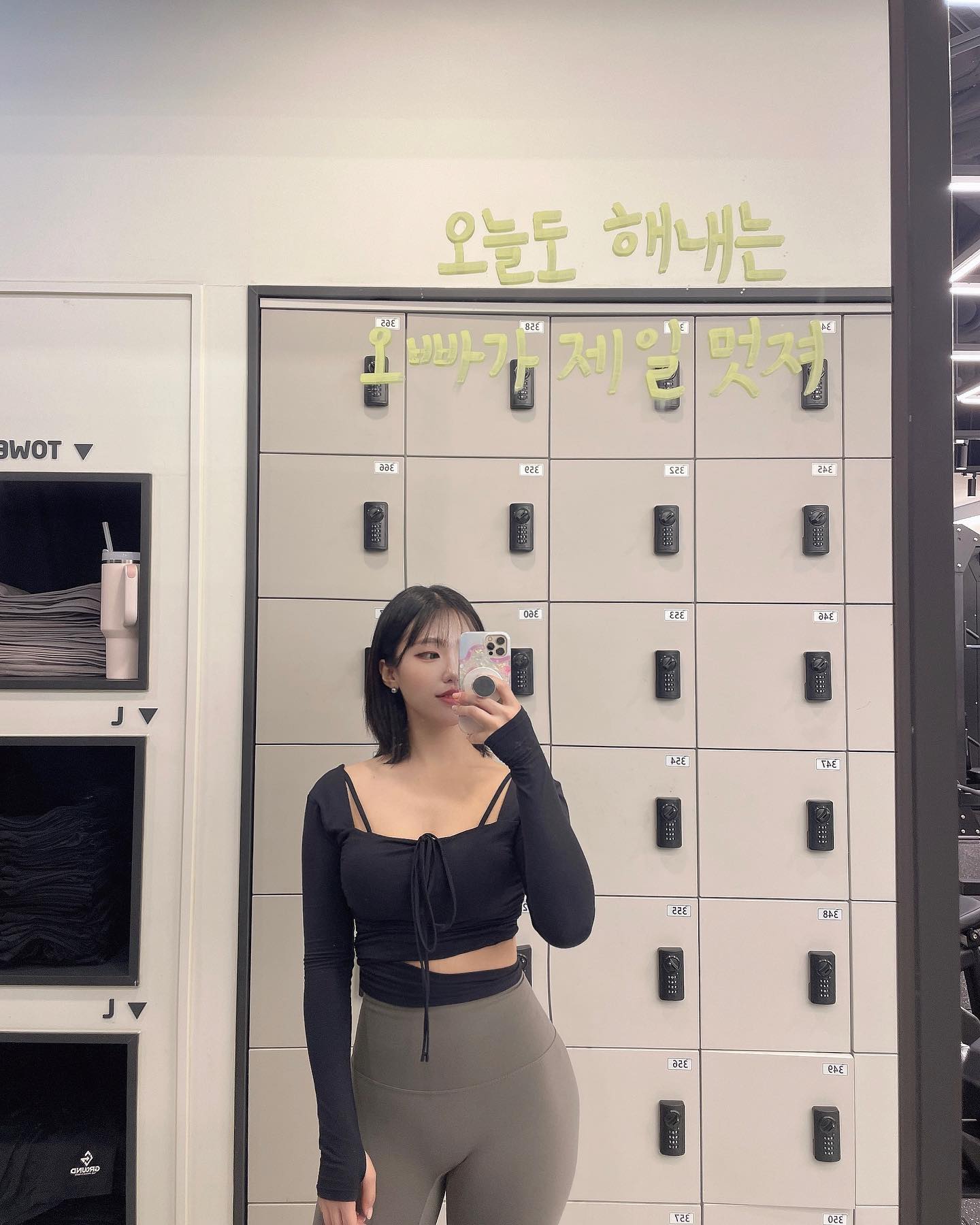 퇴사 +22일차
눈이 엄청와서 날씨가 진짜 춥더라구요🤧
강추위를 뚫고 이전에 포기한 테니스를 치러 다녀왔어요!
무려 스크린테니스!ㅋㅋㅋ
저 스크린테니스 있는줄 처음 알았잖아요😆
레슨도 받았는데 전에 두달내내 그립이랑 스윙연습만 하고 공 한번도 못쳐봤다니까 코치님이 선생님 선출이었냐고👀 (어떻게 알았지?!)
티칭 잘 해주셔서 다시 재미붙일지도?!ㅎㅎ 약간 닌텐도 WII +스크린골프 느낌💖✨

집가는길에 그라운드 가서 하체도 조져보고💪🏽🔥
#백나예김밥 에서 고수김밥 /묵참김밥 샀는데 대성공😋
쉐이크베이비 민초프로틴 대성공😋
저 그릭요거트 꿀조합 찾았는데 그릭+다래쨈+캐슈넛+블루베리+크래커 조합이 진짜 환상입니다…또먹을꺼야🥝🫐💙
그릭요거트 꿀조합 있나용?!ㅎㅎ