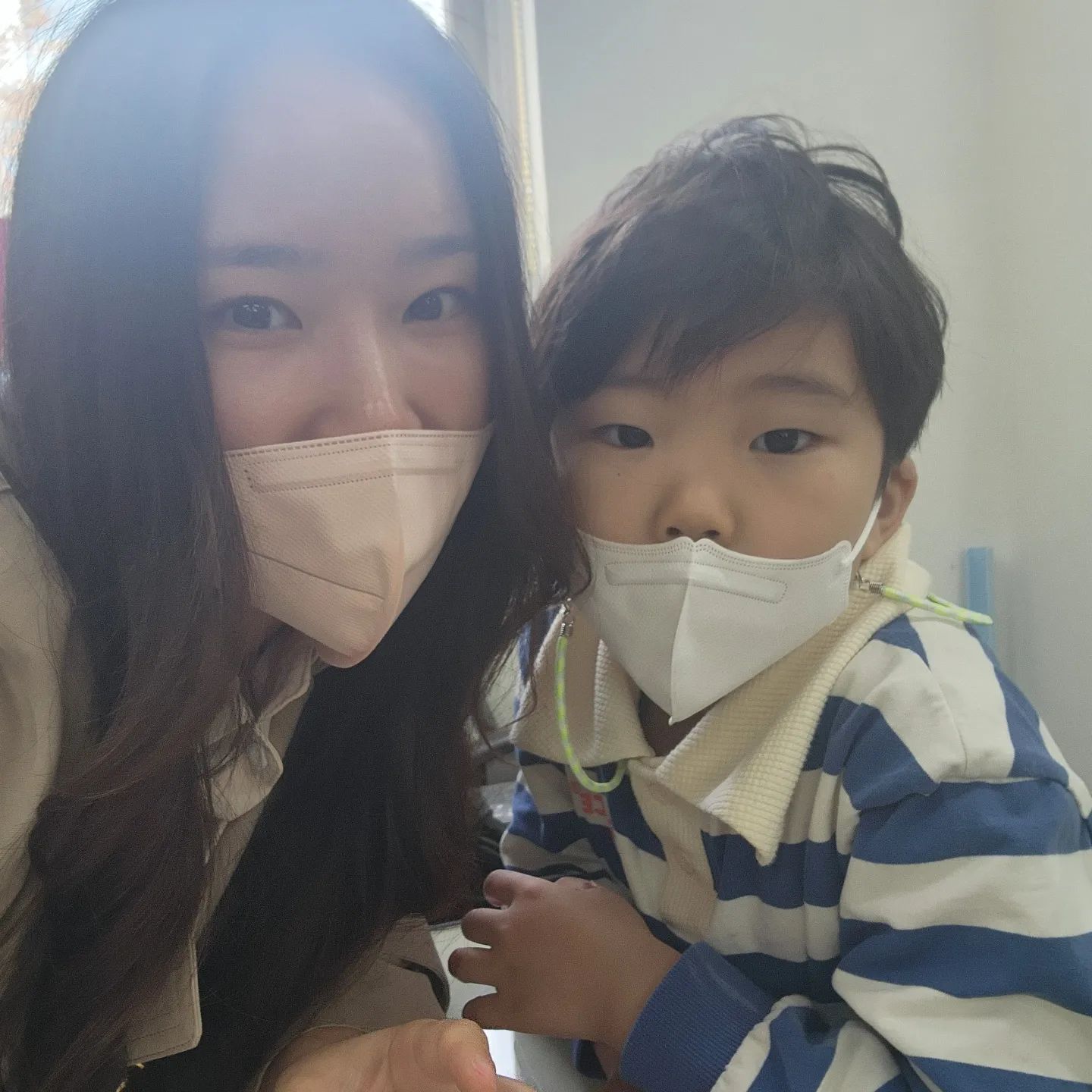 🌈
지난 주 학부모참여수업
하필 컨디션이 안좋은 날이었어서 
평소때의 모습을 보지 못해 아쉬웠다.🥲

몸이 안좋아도 끝까지 한 모습은 기특했어.

참여수업 끝나구 반친구 엄마들과 티타임하고
애들 하원해서 놀이방있는 감자탕집 갔는데
그새 컨디션 좋아져서 뛰고 난리.

그 사이 나는 컨디션이 최악이 되더니
감기몸살로 며칠 앓아누움..🫠

아직도 감기기운이 사라지질 않는다..

미션하는거 찍는데 조용히 찍으려구 스노우로 찍었다가 
속눈썹에 식겁하고 투샷은 생카메라로 ㅋㅋㅋ

#학부모 #학교 #1학년아들 #1학년 #육아스타그램 #육아 #육아그램 #초등맘 #일상스타그램