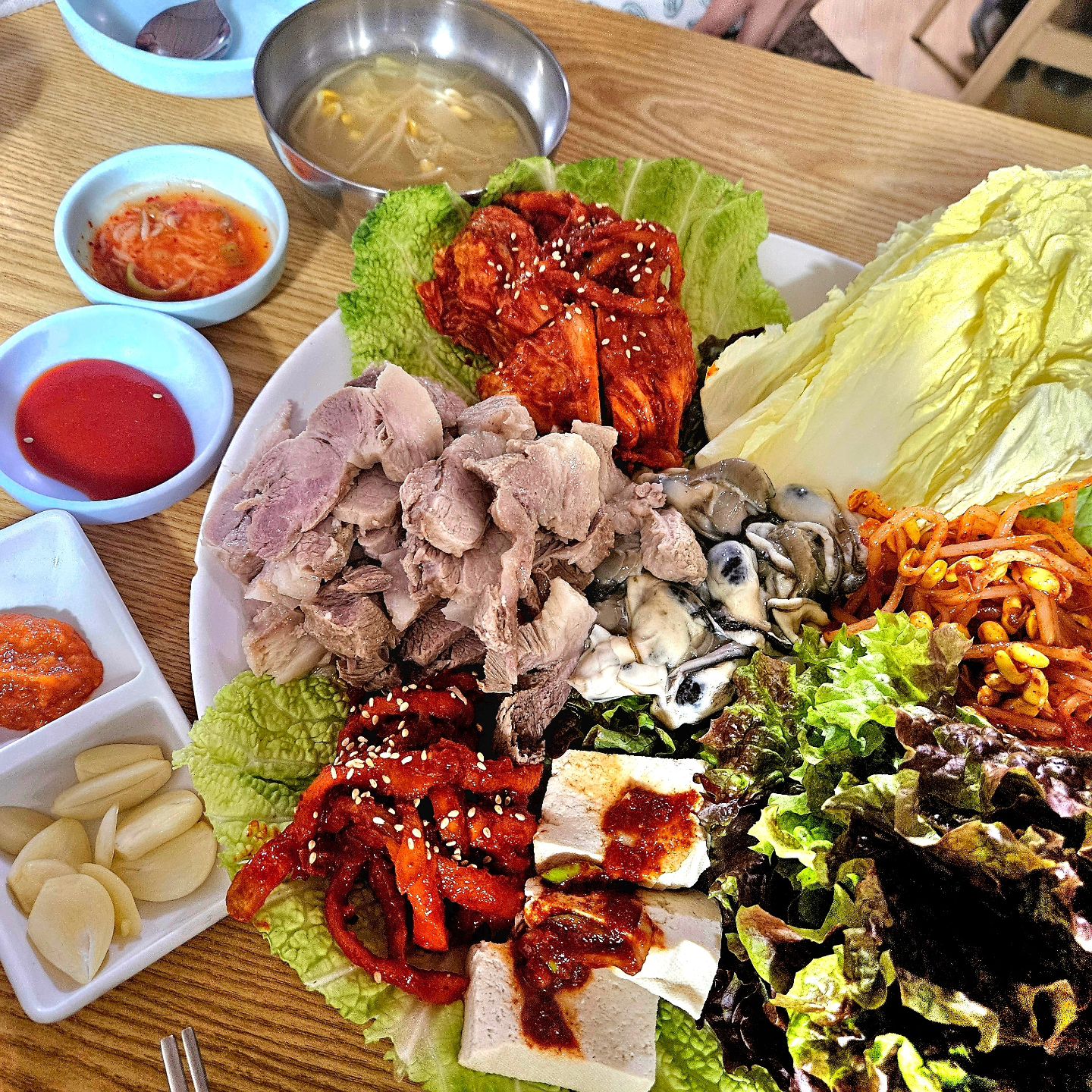 오픈런해야되는 보쌈집⠀
⠀
퇴근하자마자 달려가서 겨우 웨이팅 없이⠀
자리 안착 성공🫰⠀
⠀
고기가 야들하고 김치는 매콤 달달해서⠀
쌈이랑 싸먹으니 무한대로 들어감😋⠀
⠀
고기 추가해서 배터지게 먹어버림👍⠀
⠀
⠀
⠀
#장군보쌈#생활의달인보쌈#김치보쌈#굴보쌈#은둔식달#용산보쌈#용산장군보쌈#모듬보쌈#보쌈맛집#용산맛집