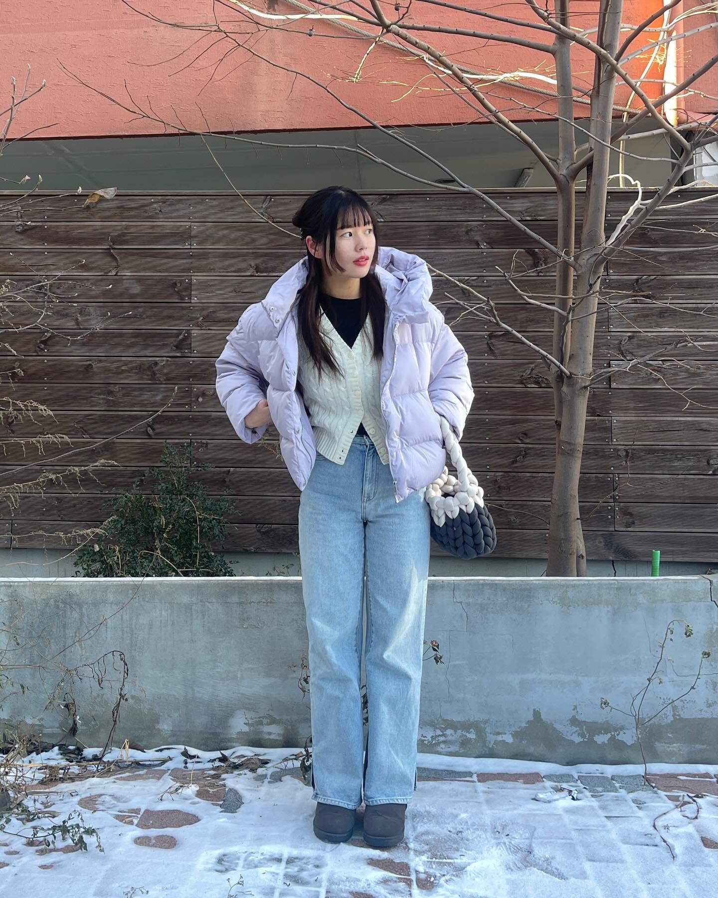 #협찬 너모 추우우웁따!!❄️

hangten_korea 

✔️라벤더 색 짱예..

✔️따뜻하고 가벼운 푸퍼

✔️앞은 크롭기장 뒤는 비스듬히 길어서 엉덩이 덮덮

✔️낙낙한 사이즈 모자

겨울에도 화사하게🎀💕

#행텐패딩 #행텐 #패딩추천 #숏푸퍼 #숏패딩추천 #푸퍼추천 #라벤더패딩 #보라패딩 #크롭패딩 #푸퍼코디 #숏패딩코디 #한파코디 #겨울코디 #연말코디 #겨울룩코디