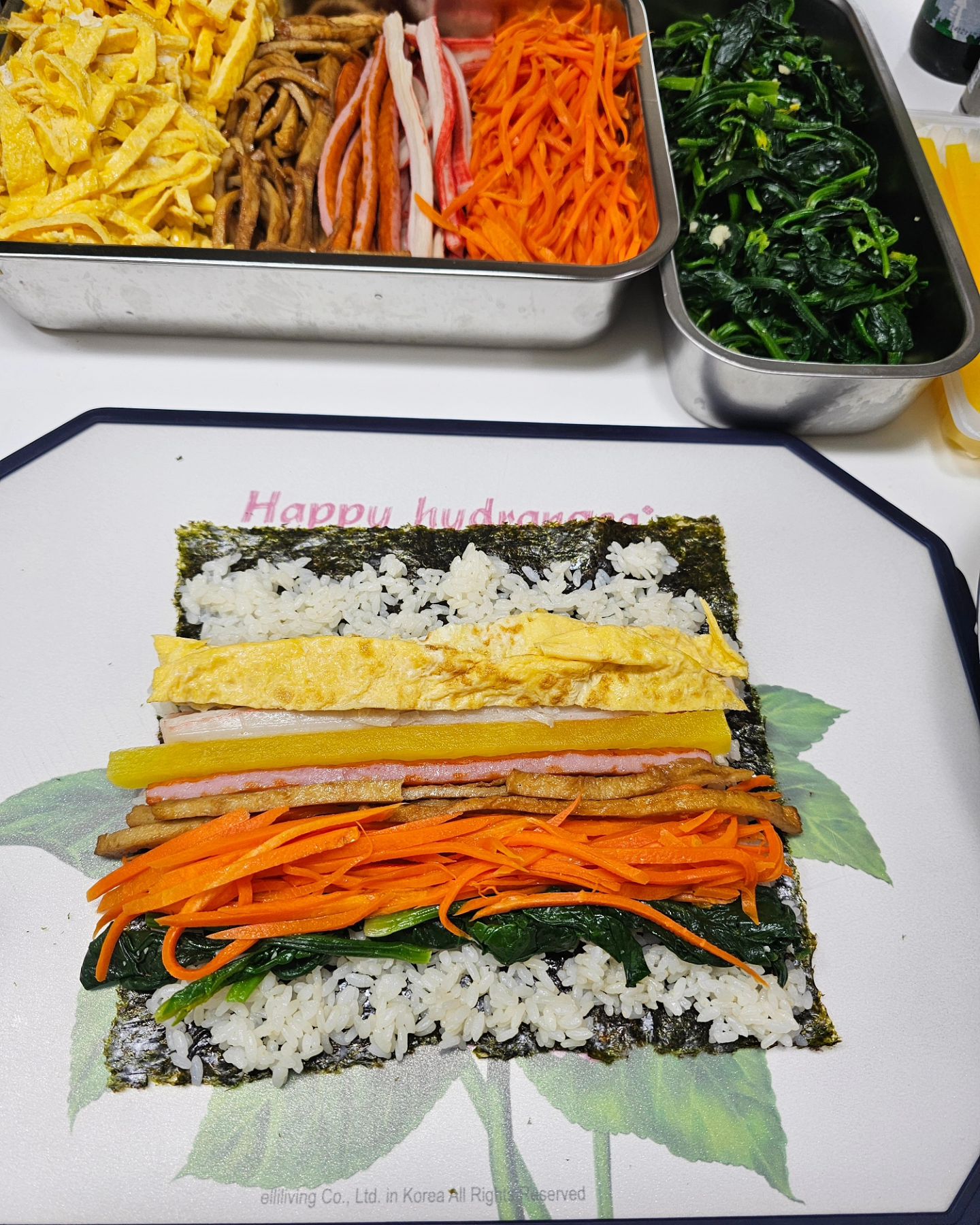 #일요일은김밥

늘 사먹으면서 괜히 만들고 싶은 날이 있죠.
오늘이었습니다^^

밥 넣은 김밥은 자르지도 않고 그냥 한줄씩  들고 드시는 세남자  덕분에 사진이 한 장도 없어요.

#김밥데이
#계란김밥
#영하니까집콕방콕