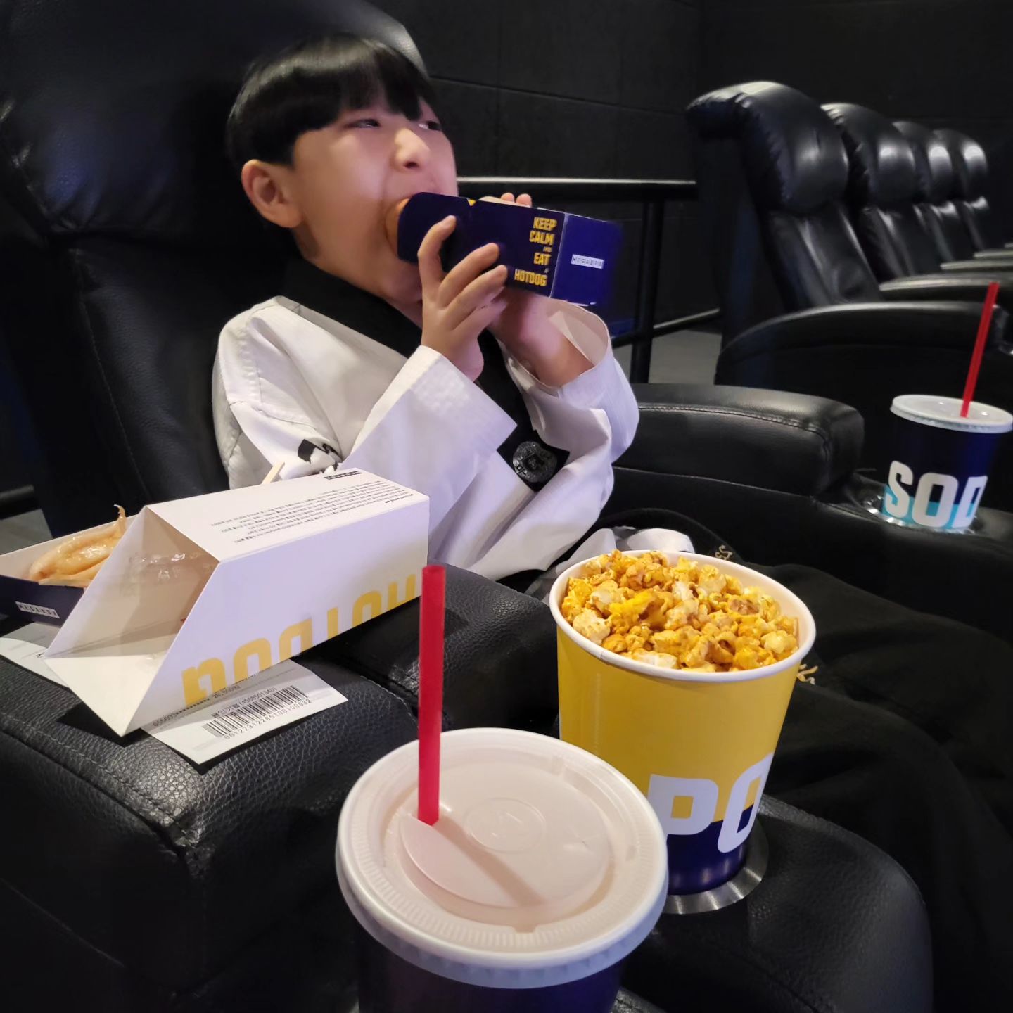 ..메가박스 노량보는 날

먹으러 오신 분?
마시러 오신 분?
기다리던 노량을 보러왔어요.
역사영화러버답게..
서울의봄은..아직 현대사가 덜익숙하니 패스 ㅋ
담주엔 엄마가 애정하는 ,"짱구"같이 보즈앙~

#역사영화덕후
#짱구덕후
#메가박스기흥 #깨끗 #3만원어치시키신분?
#리클라이너좋아