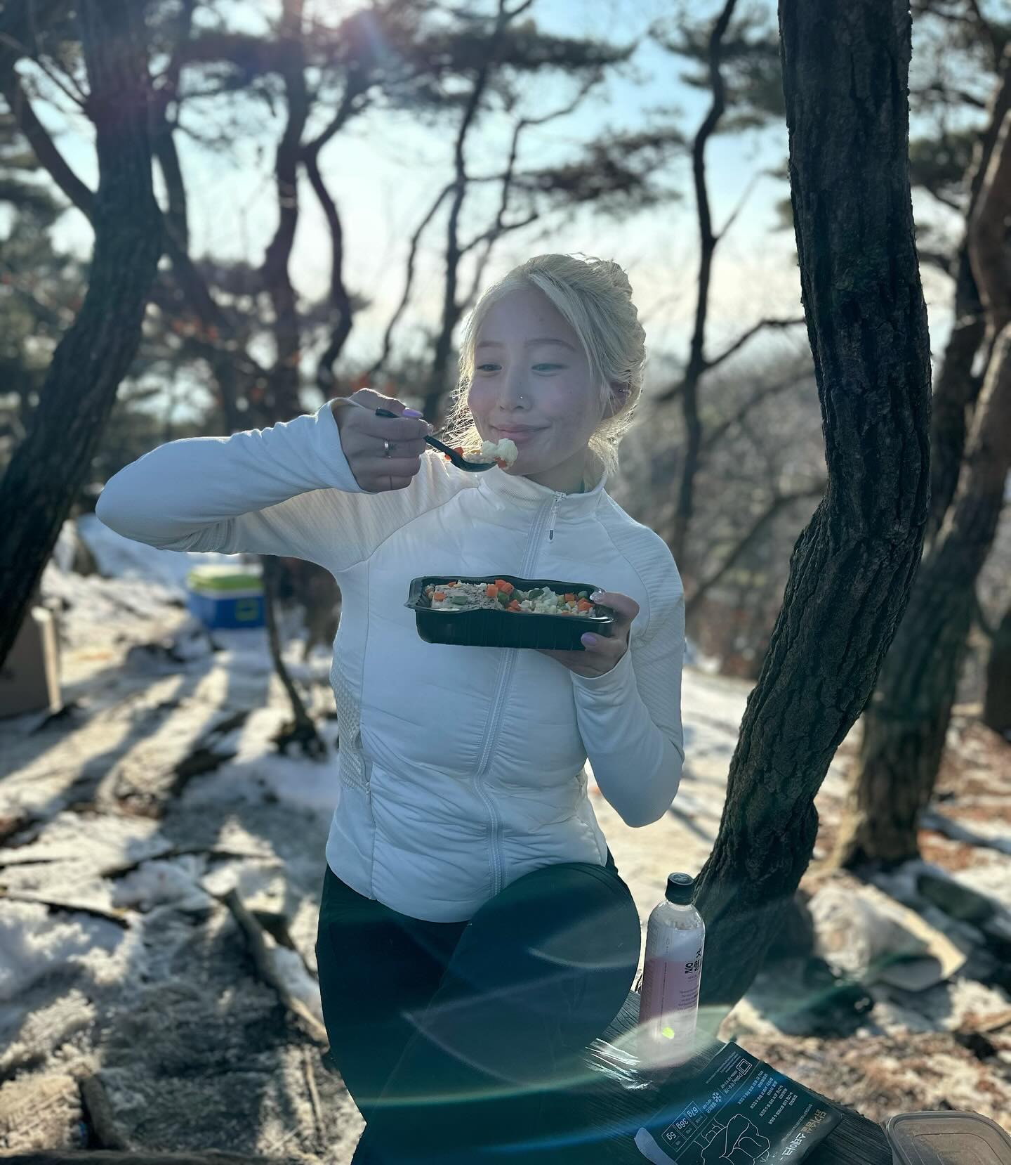 정상에서 먹는 식스밀의맛,,🥹💜
눈물젖은 식단이랄까 탄단지 확실해서 보관도 편하고 따숩지 않아도 얼매나 맛있게요💗 

연휴동안 먹은거 싸악 빼려고 
가볍게 청계산 갔는데 설산이라 미끄러워서 엉동이로 통통 내려갈뽄 했지뭐에요 오랜만에 타는 산이라 “내가 이길수 있는건 나자신 밖에 없어 ” 라며 외치며 올라 갔는데 역시 나자신 이기는게 젤 쉬우면서 어렵더라구여.,🤣나와의 싸움에서 이긴자들 ,, 리스펙👍🏼

이제 설연휴도 끝났겠다 푹 잘먹고 잘쉬었으니 관리 드가자!!!💜🔥 얄짤없다,,😝