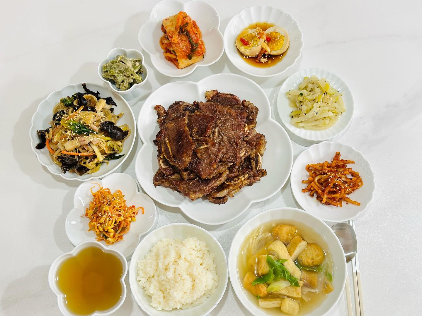 ఇ

흰쌀밥 어묵국
LA갈비 잡채 달걀장조림
무나물 진미채볶음 콩나물무침
궁채나물 배추김치 

⠀

⠀