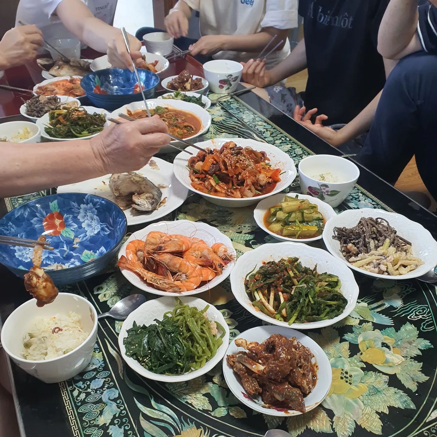 우리 할머니는 여타 할머니 밥 밈처럼 절대 더 먹으라고 안한다.
다만 있는거 다 먹고 가라고 하신다.
육해공이 다 있는 밥상 공격