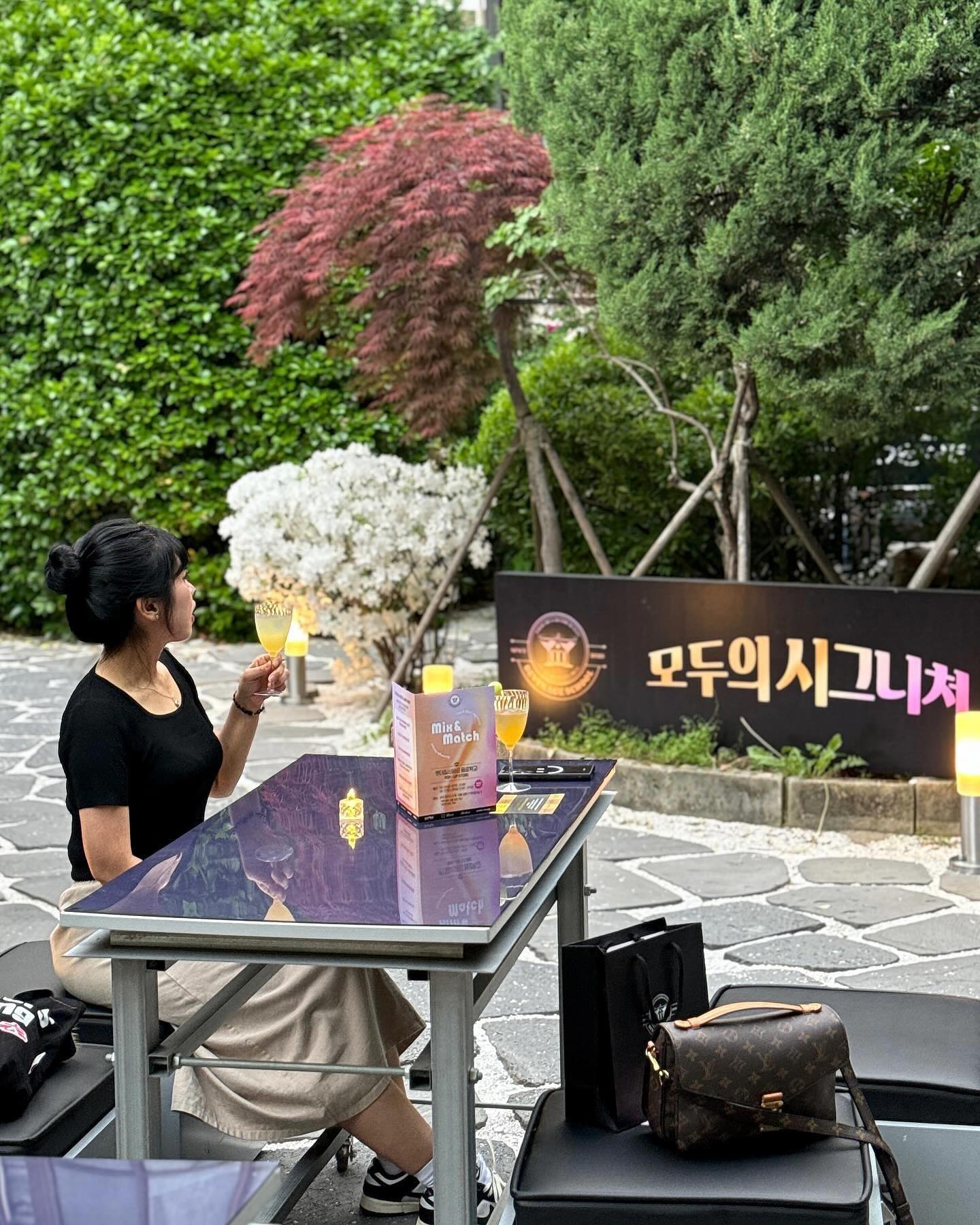#협찬 beverageschool 
완전 취저 음료학교 모두의 시그니처 시즌3
성수에서 팝업이 열려 다녀왔습니다,!!😎🍸

📌음료학교 모두의 시그니처 시즌3 팝업스토어
일시: 4.26(금)-4.28(일)
장소: 성수 피치스 도원 (서울 성동구 연무장3길 9)

소비자의 아이디어를 현실로 만드는 음료학교 모두의 시그니처는 이번이 벌써 3번째인데요, 시즌1 우승작 인사이트커피의 흑임자카페라떼, 특별상 티하우스나니의 살구밀크티는 출시되였고, 시즌2 우승작인 나무사이로의 ‘아마레또 라떼’가 출시 준비중이에요 이번 시즌3에서는 어떤 음료를 만나볼 수 있을지 기대가 되었답니다아,!

지난해는 카페 바리스타들을 대상으로 진행했고, 이번 시즌3에서는 술과 함께 섞어마시는 ‘믹서 드링크’를 주제로 전국의 바와 카페들이 지원하여 최종 6개가 선정되어 6개의 시그니처 믹서 드링크를 맛볼 수 있습니다,!! 여기서 이제 우승하는 음료는 전국에 출시될 예정이니 아주 뜻깊은 팝업에 동참하는거에요,

🍋🍸6개 믹서드링크 중 저의 픽은 리틀스탠드레몽의 레몬샤워, 새콤달콤하니 스카치블루가 은은하게 느껴져서 아주 맛있더라구요, 

이번 팝업에서는 선정된 6곳의 바와 카페의 시그니처들을 한 장소에서, 특별한 가격에 즐길 수 있는데 방문 하면 웰컴 드링크를 주고 투명 책갈피도 주고 다양한 팝업행사체험에 동참할 수 있어요, 음료학교 학생증도 받고 다트게임, 푸어링&쉐이킹게임, 트레비토닉시음, 바텐딩쇼, DJ공연까지 있어서 완전 신나더라구요, 게다가 스탬프투어에 참여하며 여러가지 굿즈도 준답니다 꺄, 

✅앨리스청담의 히피티호피티
✅리틀스탠드레몽의 레몬샤워
✅영앤도터스의 애플바닐라토닉
✅시러피하우스의 탐미주의
✅페어몬트 앰배서더 마리포사&M29의 향긋한소리
✅티센트의 우롱하이

이 중 가장 많은 표를 얻은 제품은 전국 편의점, 마트에 ‘믹서 드링크’로 출시된다고 하니 주말에 성수동오셔서 즐겨보세요,🌼

#음료학교 #모두의시그니처 #팝업스토어 #성수 #피치스도원 #믹서드링크 #히피티호피티 #레몬샤워 #애플바닐라토닉 #향긋한소리 #우롱하이