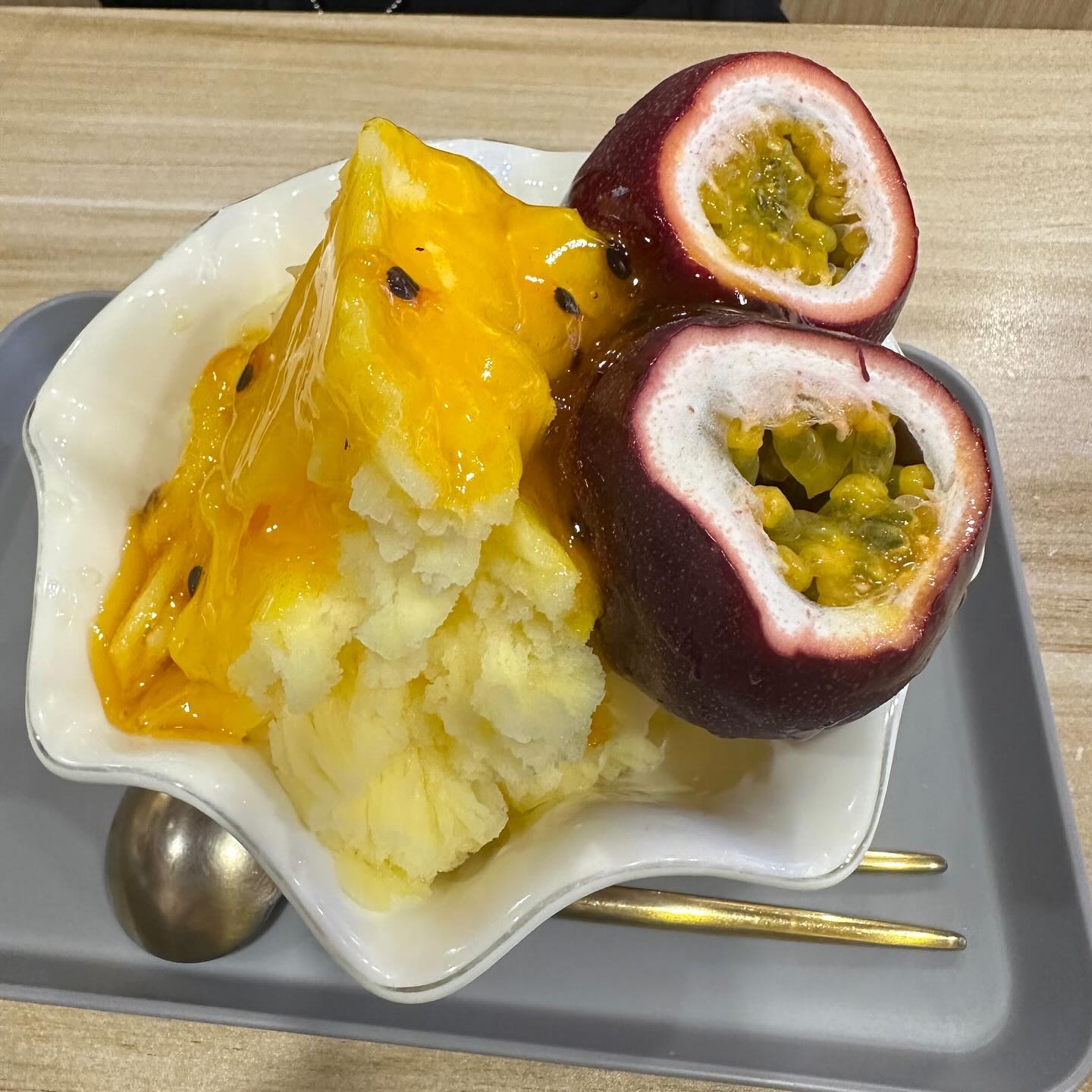 디화제에 어란이랑 텀블러 캐리어 사러 갔다가 들린 망고빙수집🥭🍧

망고빙수 넘나 실망적.. 👎
패션후르츠빙수 넌 합격👍

망고빙수는 그냥 설빙가자 ㅋㅋㅋㅋㅋ 

패션후르츠러버로써 대만 여행 너무 만족🫶

📍悠哉呷冰Touch Mango ice
📍No. 6號, Section 1, Dihua St, Datong District, Taipei City, 대만 103