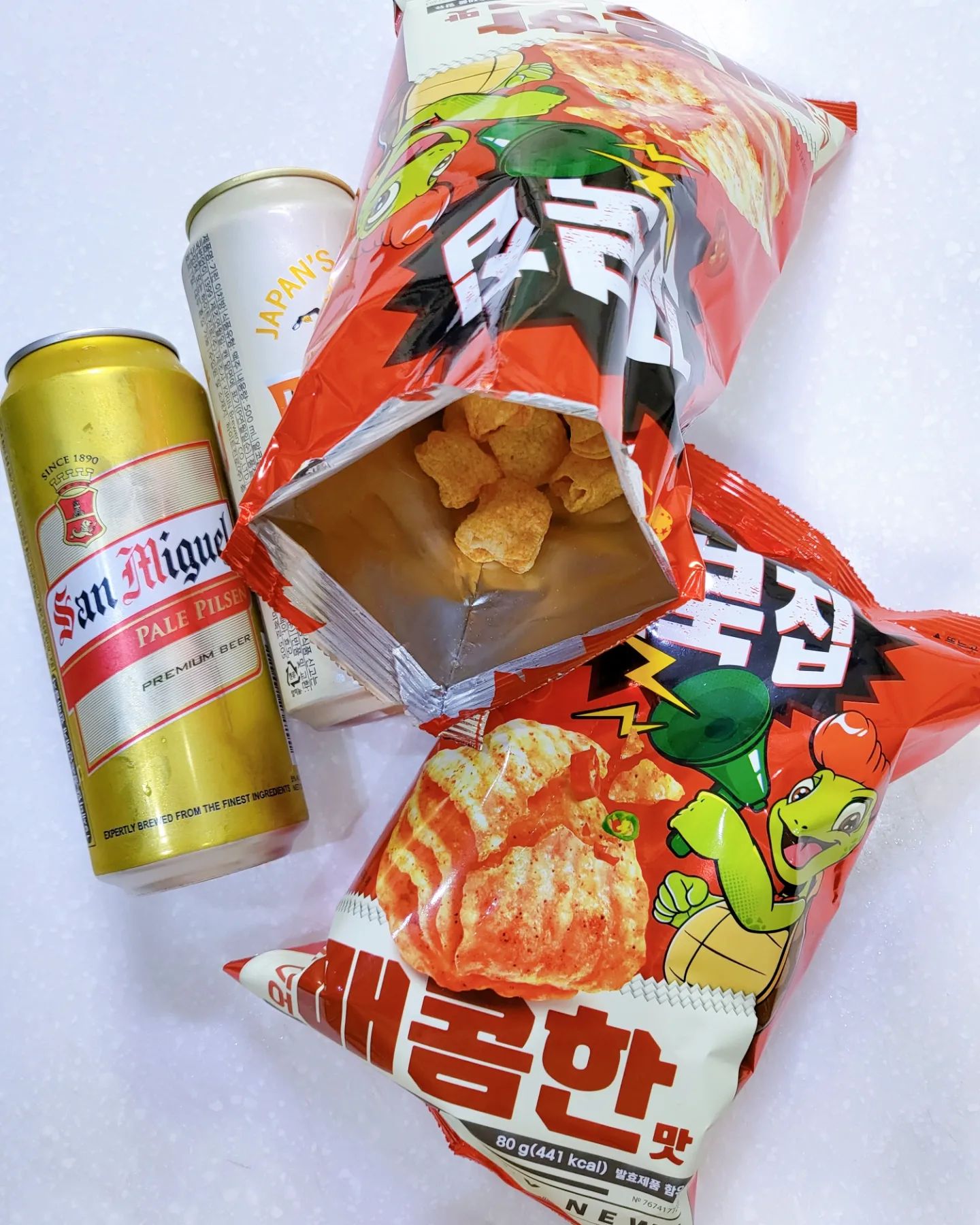 #할인구매 p #꼬북칩매콤한맛 #꼬북칩

역시 믿고 먹는 꼬북칩🐢🐢
원래 기본맛 젤 좋아했는데, 최애 매콤한 맛으로 바뀔 듯. 적당히 매콤하면서 짭짤해 계속 손이 감❤️🩷🧡

요즘처럼 더운 날 저녁에 맥주 땡기는데, 안주로 꼬북칩매운맛 넘 잘 어울림. 꼬북칩 하나 먹고 맥주 한모금 마시면 캬🍺🍻🍺🍻

#신제품 #맥주안주 #과자스타그램 #오리온 #신상품 #맛집 #술안주 #신상과자 #08L #반려견 #신상품나왔을땐 #오리온과자 #맛스타그램 #과자추천 #맥주안주 #과자스타그램 #과자리뷰 #광고 #홍보