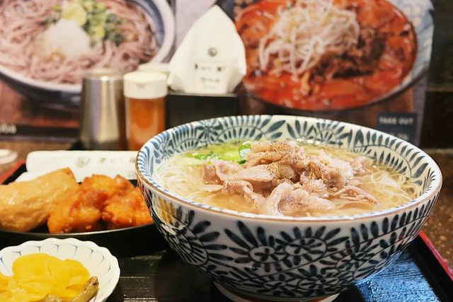 맛있는것만 먹는 the.포토 on Instagram: "#협찬 #진가와현대백화점압구정점 #압구정현대백화점맛집 #현대백화점압구정점맛집 #압구정역맛집 #압구정역점심 #압구정맛집

360년을 이어온 
일본장인의 손맛으로도
유명한 진가와에 다녀왔어요

압구정 현대백화점
푸드코드안에 위치해 있는데
백화점 아이쇼핑도 실컨하고
맛난음식도 먹을수있으니
일석2조네요♥️

메뉴는 소고기 소면정식과
냉메밀 정식을 시켰구요~

소고기가 듬뿍담겨있어
소면먹는내내 소고기도 엄청먹네요 양도 푸짐해요~♡

한그릇 뚝딱하니 배가
남산만해짐~~~@@🤣

손으로 꼬고 늘려서 만드는
일본 전통 방식의 수제면이라서
그런지 후루룩~ 후루룩
잘도 넘어가유

7살아들도-♡ 어찌나
맛나 하던지 

정식에있는 유부초밥도 별미
치킨가라아게 ~ 겉은바삭 
속은촉촉 ~ 

✔️5천원만 추가하면 정식을
시킬수있으니 더욱더 배가든든해집니다요~♡

든든해졌으니
아이쇼핑 실컨해야겠어욤
🥰🤩👍🔅

↘️ 진가와 압구정점

서울 강남구 압구정로 165 (압구정동, 현대백화점본점) 지하1층 식품관(푸드코드)

am.10:30 - pm.20:00 
(L.O 18:40)
*백화점 휴무일과 동일휴무"