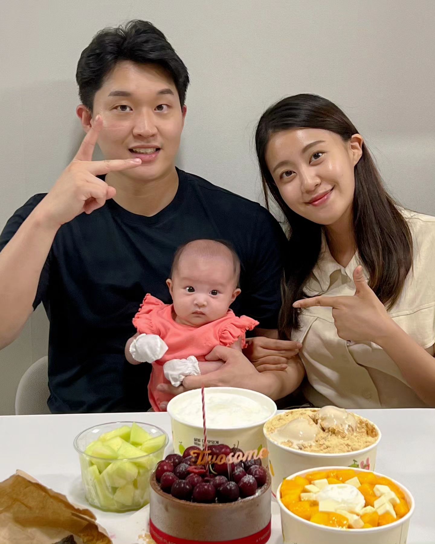 혜쏘쩐과함께 진경생파🎉 내 생일선물에 아랑이 선물까지.. 감동🥲 풔니풔니 핫플에서만 놀던 우리가 요즘은 아기들 땜에 집에서만 파뤼를하네..ㅋㅋㅋ 왁자지껄 아랑맘의 생파였다! 담엔 제발 자유부인으로 놀자~~~
(사진순서 뒤죽박죽잼) 곧 선물 후기 올릴겟💕
.
.
.
#아랑이💛 #아랑공주 #랑랑이 #브리엘 #더브리엘커플 #육아스타그램 #육아 #육아일기 #육아맘 #육아소통 #육아맘소통 #육아맞팔 #딸맘 #육아일상 #아기 #신생아 #귀여운아기 #아기스타그램 #아기모델 #키즈모델 #baby #일상 #소통 #토끼띠맘 #토끼띠아기#생일 #생일스타그램