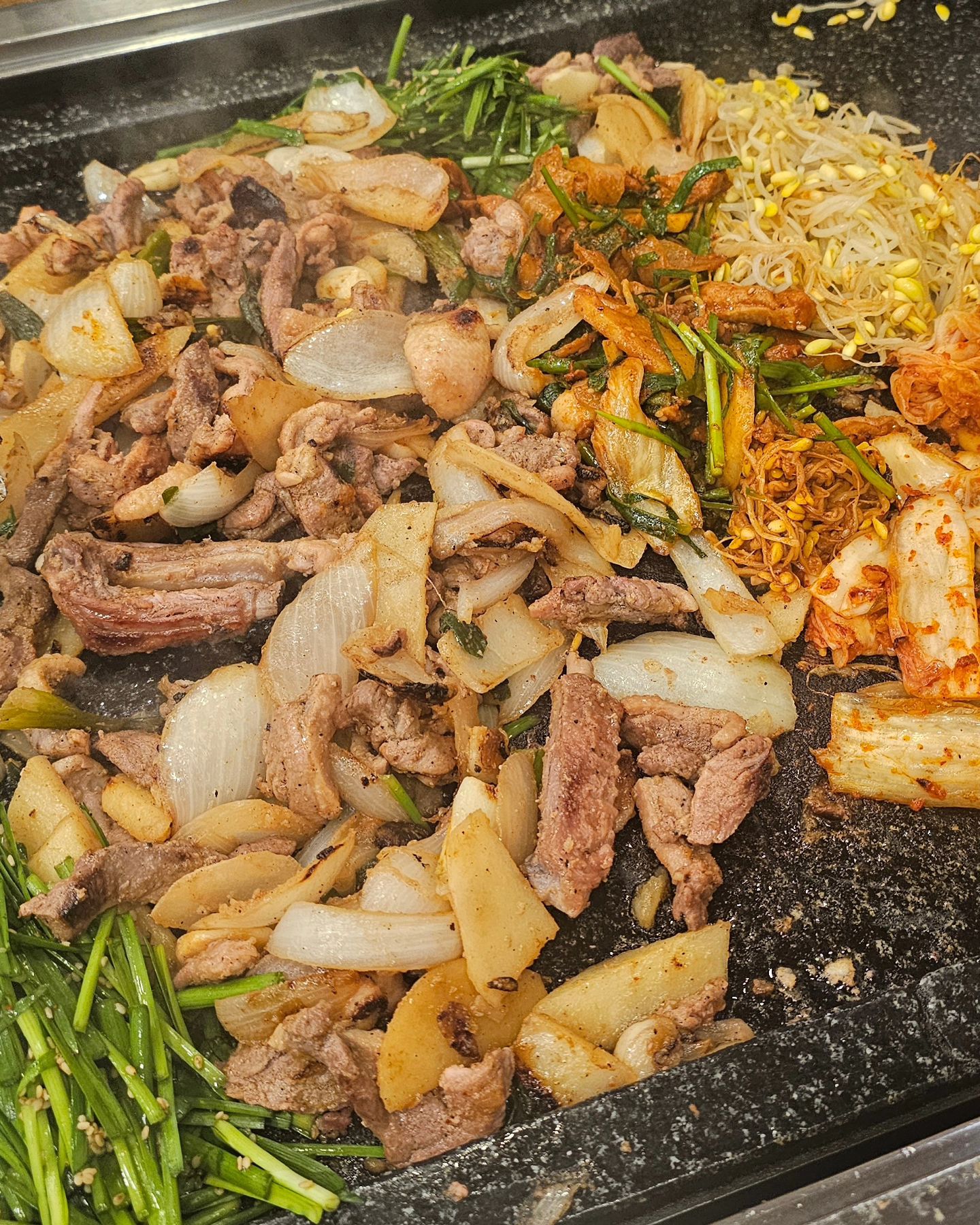 저녁은 교사위로회 곁다리로 따라가 오리고기먹고
후식으로는 찬양팀모임~~#그로서리인문형