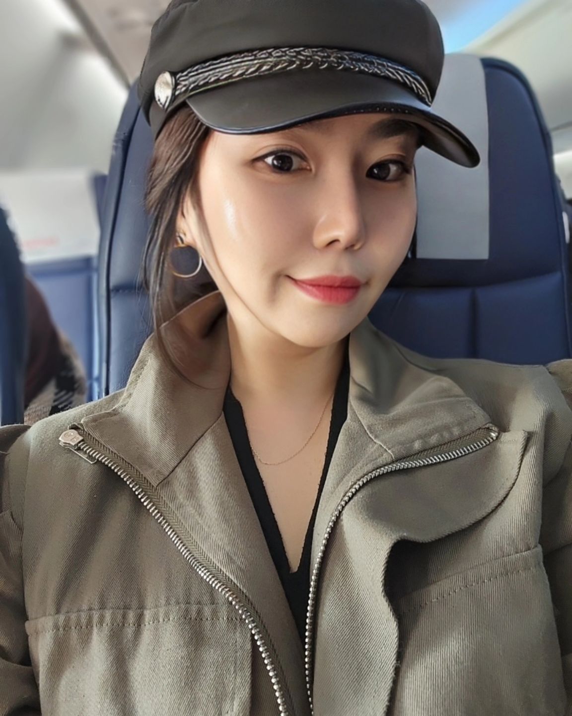 -

3시간 자고 슝〰️🛫

아침비행기는 진짜 탈때마다 Zzz

인스타 오랜만이긴한데
간간히 올렸던 피드들을보니
재미로한 ai 사진들이 한가득이라𐨛 𐨛 𐨛

내가 ai인지 
ai가 나인지 
내얼굴 내가 잊어버릴판이라서🙄

#나아직살아있다고 
#생존신고🙋🏻‍♀️

어느새 
#두번째스무살 +2

나이따위 잊고 살고 있다면서
훗^^