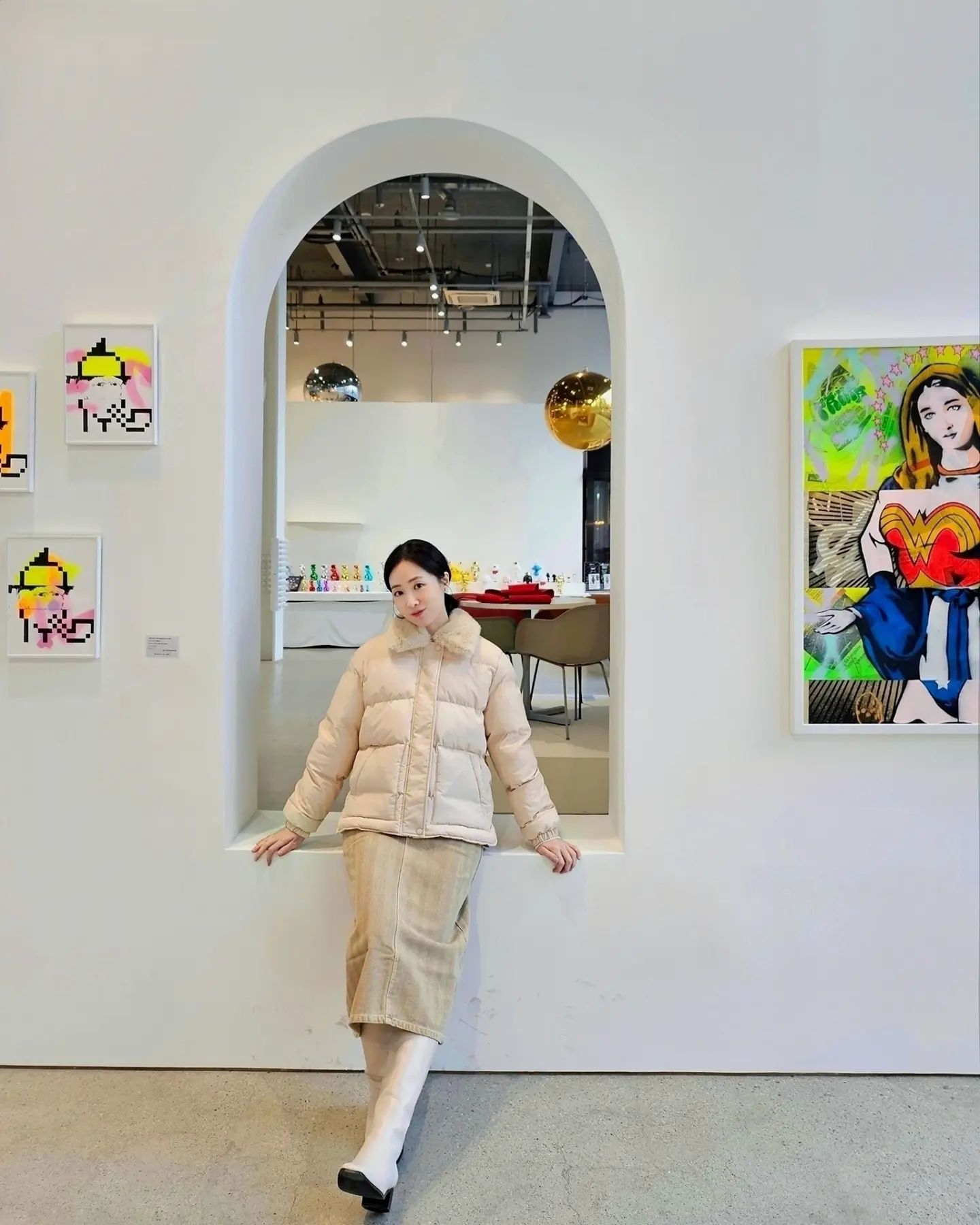 #광고 요즘 내 교복 패딩 입고 미술관 나들이🎨 

클릭앤퍼니 데뮤밍크 카라패딩점퍼는 부드럽게 닿는 극세사 밍크 카라가 포인트! 러블리한 무드로 입기 좋아요. 복원력 좋은 웰론 충전재와 지퍼, 단추 2중 클로징으로 따뜻해요. 안쪽 허리 스트링으로 슬림한 핏 조절도 가능하고 밑단 옆트임으로 편안하게 착용할 수 있어요. 크림빛이 도는 아이보리 컬러가 포근한 느낌이 들어서 마음에 들어요🤍🤎
.
.
.
.
.
#클릭앤퍼니 #겨울 #겨울신상 #30대 #40대 #여성의류 #겨울데일리룩 #데일리룩