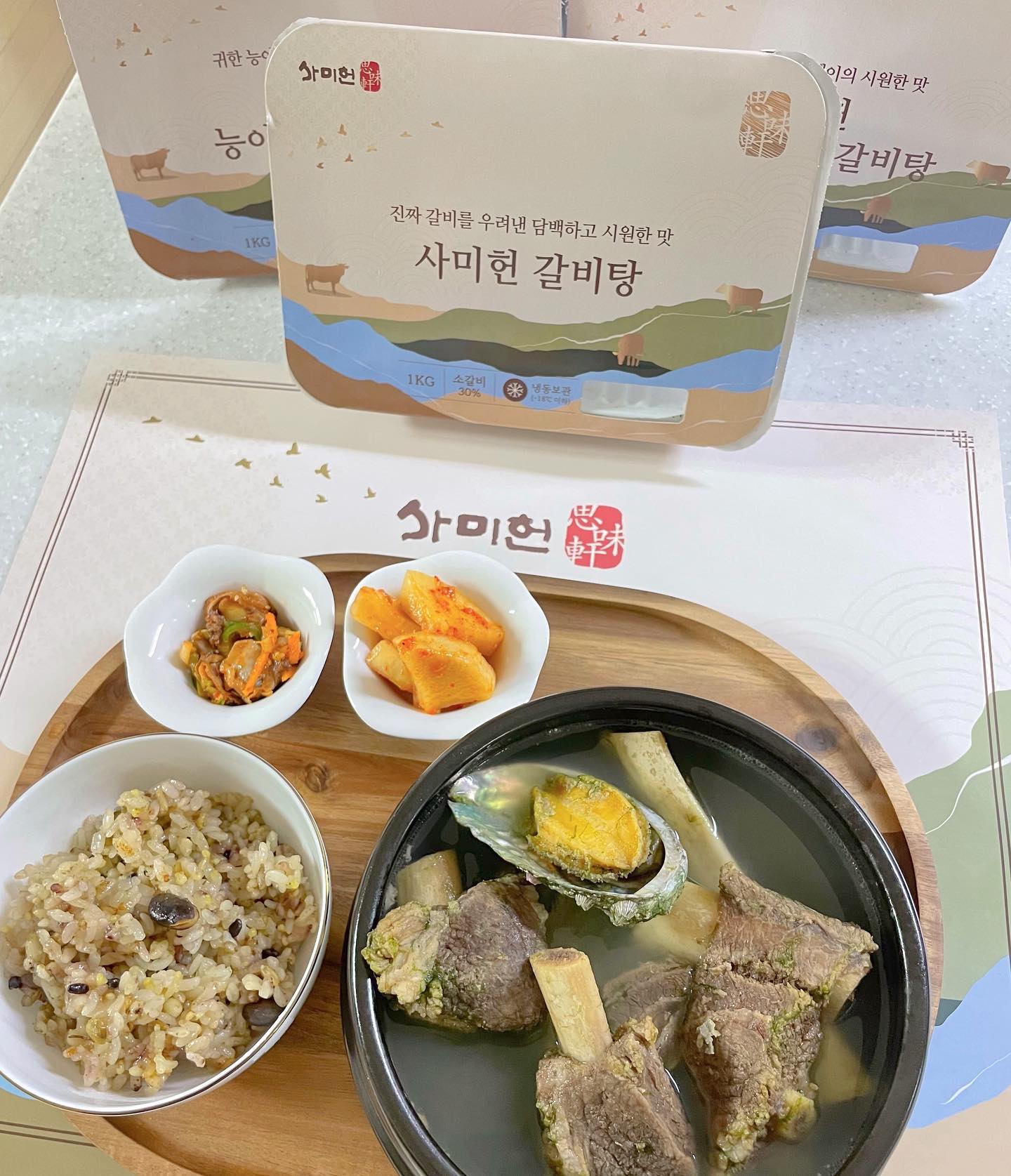 #협찬 
맛집 많은 부산에서 25년 로컬 맛집, 
대통령과 수상 등 유명인사가 부산 방문시
꼭 들리는 곳으로 유명한 사미헌🤍
.
.
어른 아이 누구나 좋아할 선물,
사미헌 갈비탕 선물세트:)
컬리에서도 몇번 사먹고 넘 맛있게
먹은 기억이 있는데, 
이렇게 선물세트 구성으로도 나오더라구요
갈비탕 선물세트 구성이 다양한데
알차기까지해서 설선물 고민하시는 분들에게
알려드리고 싶네요🧧
.
.
.
✔️정성 선물세트는 능이갈비탕, 전복매생이갈비탕, 명품갈비탕, 사미헌갈비탕, 만능육수가 들어있어요
✔️사미헌갈비탕은 누적판매 1000만개로 입맛 까다로운 분들의 입맛도 사로잡은 갈비탕이에요
✔️마켓컬리 간편 가정식에서 1등으로 좋은 후기가 많아요
✔️사미헌 베스트셀러로 구성한 명절선물세트, 갈비탕과 불고기 다양한 구성과 예산에 맞는 금액대의 선물세트가 있어요
✔️설 사전 예약기간 1월 24일까지 사전 예약 이벤트 진행한다고 해요(금액 별 할인 및 최대 10%할인)
✔️원하는 날에 받아볼 수 있다니 미리 신청하고 가볍게 부모님댁에 가자구요🫶🏻
.
.
.
.
✔️더 맛있게 먹는 레시피 확인해보세요 
https://samihunmall.com/board/gallery/list.html?board_no=12
#협찬 #사미헌 #사미헌갈비탕 #설선물 #사미헌선물세트 #사미헌정성세트 #설선물세트 #설날선물세트 #소고기선물세트 #한우선물세트 #명절선물세트 #명절선물 #단체선물 #단체선물추천 #5만원대선물추천