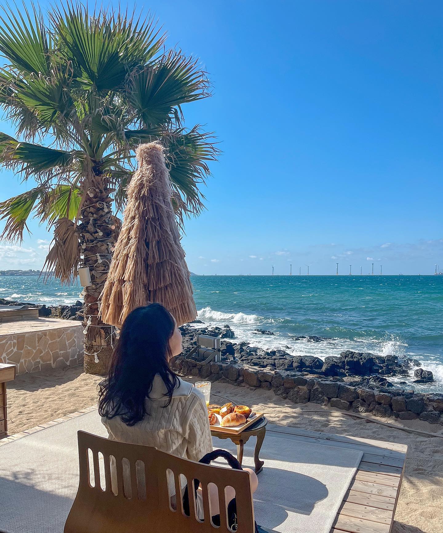 #ᴊᴇᴊᴜ🌴
2일차 대충 모아모아 💙
　
1. 아침부터 찾아온 뷰 맛집 해지개 ☕️ (짱구볼은 덤)
2. 여기 빵 전체적으로 맛있었움 😋
3. 전 날 무무제주 사장님께서 주신 판박이
4. 가영팀장님 추천으로 다녀온 산양곶자왈
5. 노을 보러 스쿠터 타러 갔는데 못탈 걸 직감하고 사진이라도 한장
6. 걸어서 다녀온 노을 스팟 조녜..🧡
7. 벼르고 벼르고 다녀온 별돈별!
8. 마지막 밤이 아쉬워서 시킨 닭발과 누룽지탕
9. 알새우칩이 너무 맛있어서 또 사러 갑니다
10. 당깁서예