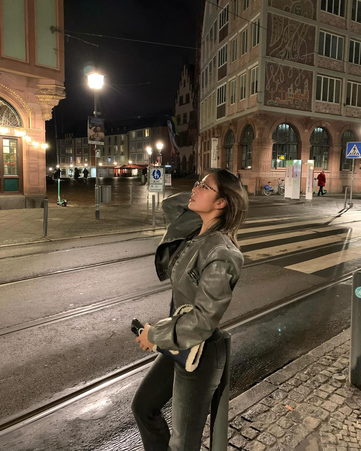 아무리 추워도 낭만있게 밖에서 와인마시는 유럽사람들의 낭만이 부럽다 ich beneide die Romantik der Europäer, die immer draußen Wein trinken, auch wenn es kalt ist

#freshfits #snobshots #streetwearinspo #virtualstylist #fitpics #streetwearfashion #nclgallery #nclgallerystyle #100flavoursuk #streetwearsource #allstreetwear #convertingculture #mydailystreet #shesfarout #pinterestinspo#pauseshots #ootd #fashion #lioness #gentlemonster #젠틀몬스터