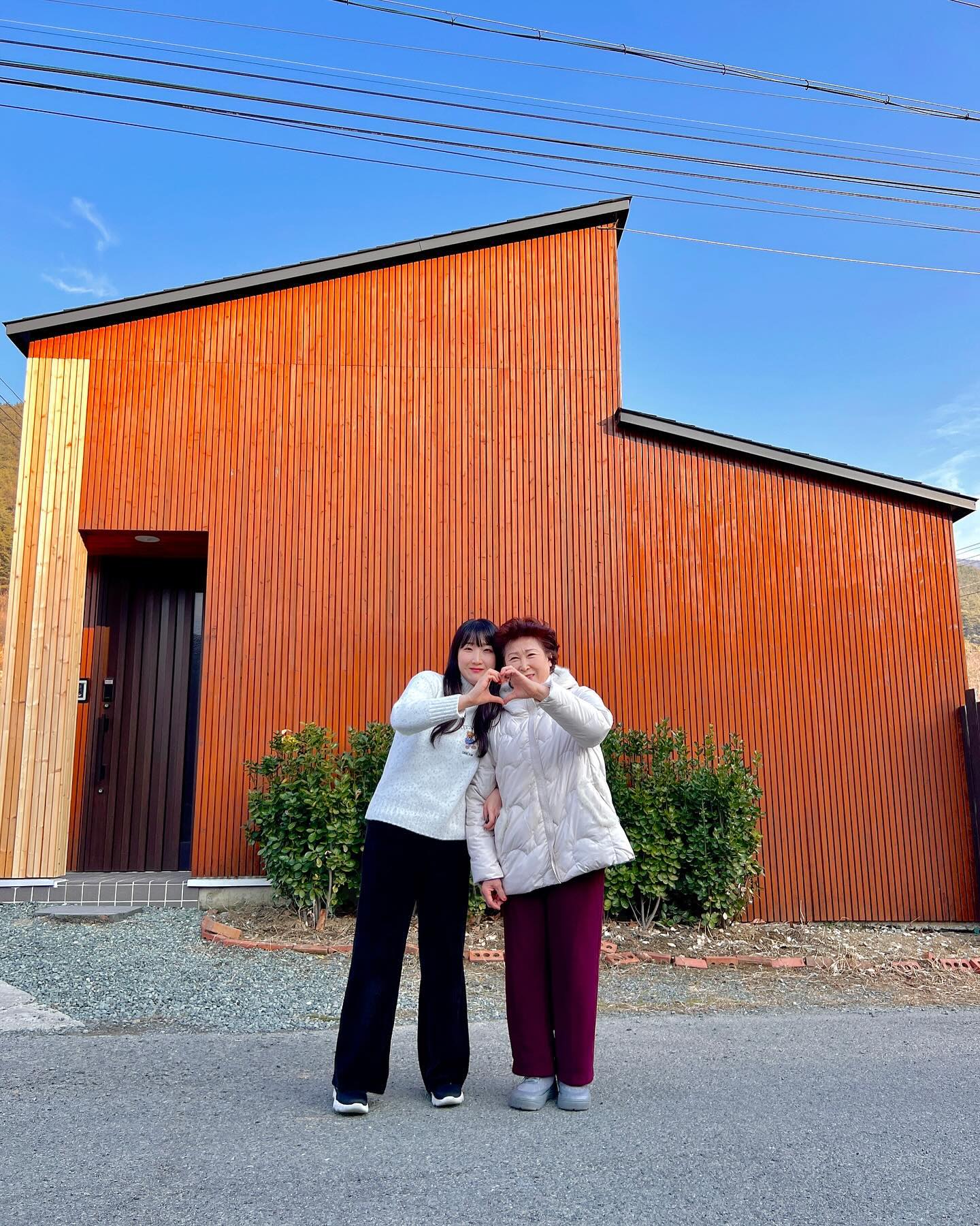 엄마랑 #청도고요 🏡
대구에서 가까운 청도로 슝슝~🚕
펜션이 넘 예뻐서 엄마랑 사진 백장넘게 찍었어요ㅋㅋㅋ