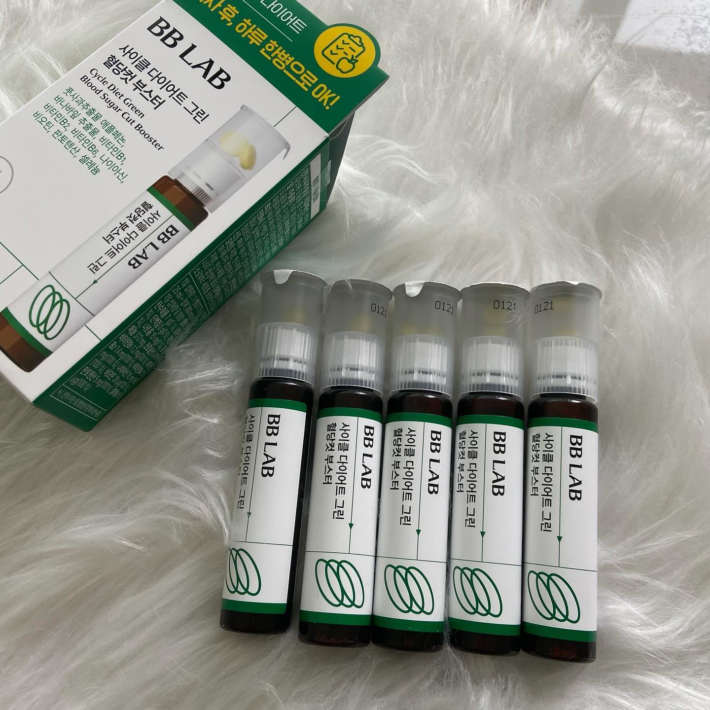 #협찬 

늘어나는 체지방에 고민하다가 
건강한 다이어트하고 싶어서 선택한
비비랩 신제품 
뉴트리원 비비랩 혈당컷 부스터 

풋사과추출물 애플페논 함유로
체지방 관리할 수 있는 
멀티 다이어트 건강기능식품으로
다이어터에게 희소식 ^^ 

그리고 바나바잎추출물 함유로
탄수화물 섭취로 인한
혈당 상승도 관리해줘요 

다이어트를 위한 기초체력, 
활력을 채워주는 비타민미네랄
7종을 1일 영양성분기준치 
100% 담았다고 하니 
활력있고 건강한 다이어트하기에 
비비랩 만한게 있을까요 ?! 

상큼한 풋사과 맛으로 
맛있게 섭취가능하니 
이제 즐기면서 다이어트 하자구요 !

캡슐과 액상 앰플을 함께 
섭취할 수 있는 듀얼캡 제품이라
물 없이도 간편하게 섭취가 가능해요

식사 후 하루 1병으로 
언제 어디서든 간편하게 관리해요 ❤

#비비랩#BBLAB#사이클다이어트그린혈당컷부스터#올리브영다이어트#다이어트보조제#풋사과다이어트#다이어트