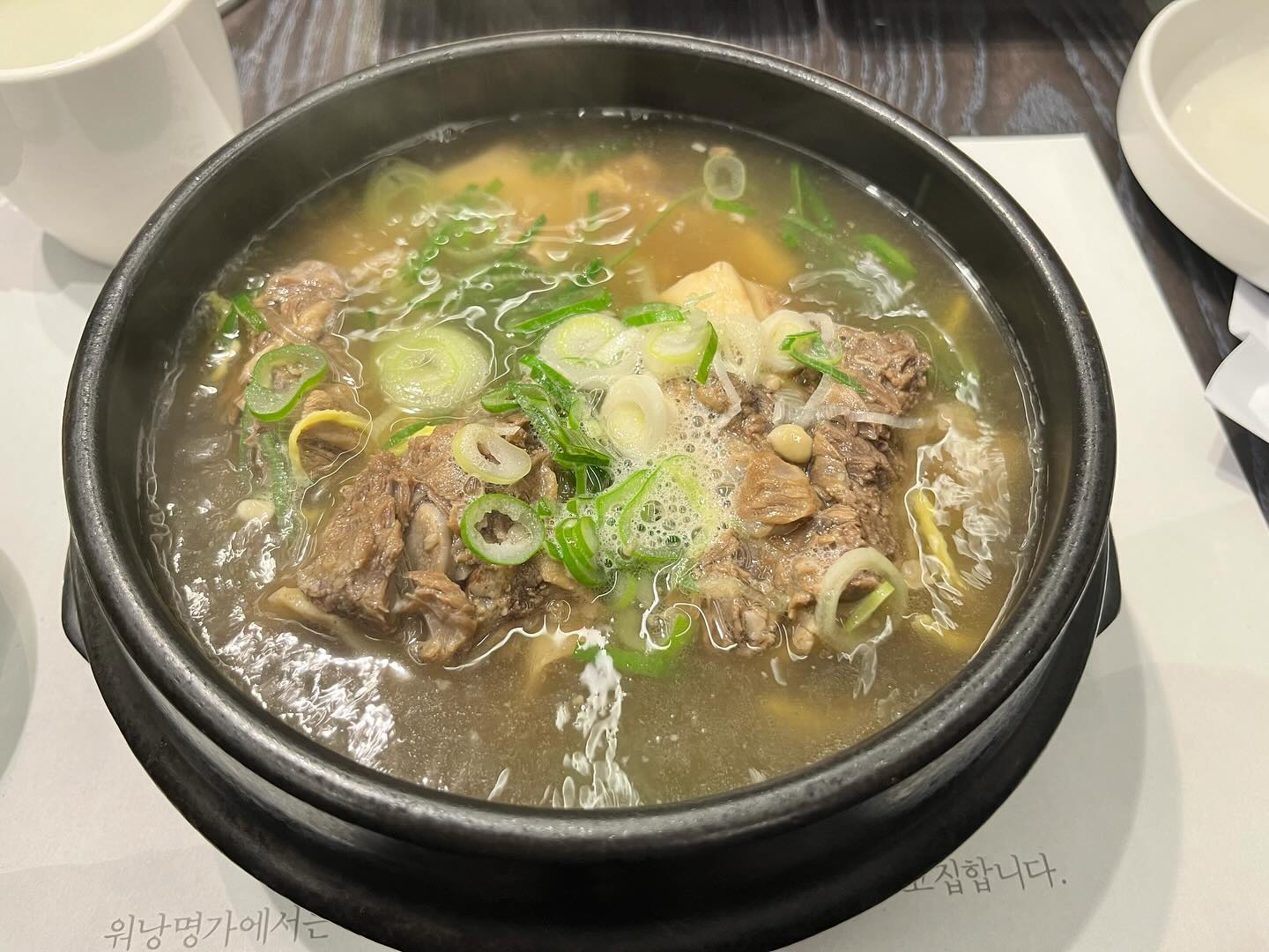 -
회사랑 가까운 워낭명가에서 점심을 자주 먹는편인데, 특히 점심특선으로 먹을 수 있는 갈비탕이 끝내준다. 살코기도 많고, 무엇보다 국물이 끝내줘요🫶🏼 가격은 1.5만원으로 조금 부담이긴 하지만, 몸 보신 하고싶은날은 갈비탕이 제격!

#대전맛집 #봉명동맛집 #대전맛집투어 #워낭명가 #워낭명가봉명점 #갈비탕 #갈비탕맛집 #대전갈비탕 #국물이끝내줘요