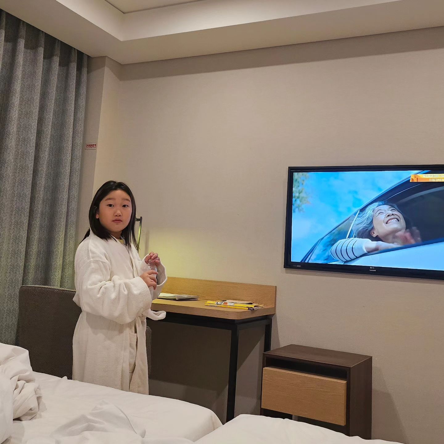 이번주는
호캉스 day
나
이사준비로 너무피곤 스트레스받았는데
쉬어가려고
호캉스즐기기
체크인시간에 수영도하고
TMI  어릴적 매일와서 수영하던 구)다이아몬드호텔수영장
자쿠지도 생기고
많이 변했구나
뷔페 안먹은지.. 오래라.. 뷔페먹고싶다는 
유유이요남매들
실컷 먹어보거라
제대로 단계별로 먹어야 많이먹지..

#뷔페하수들
#한수가르쳐주마
#호캉스
#라한호텔
#수영인
#귀욤지다
#배불러
#나좀쉬고싶다
#호텔침구좋으다
#닭발땡김 ㅋㅋ
#느끼한건기분탓인가?
#애들이김치찾음
#뼛속까지한국인
#도시녀
#가운잘어울리는여자
#즐기자