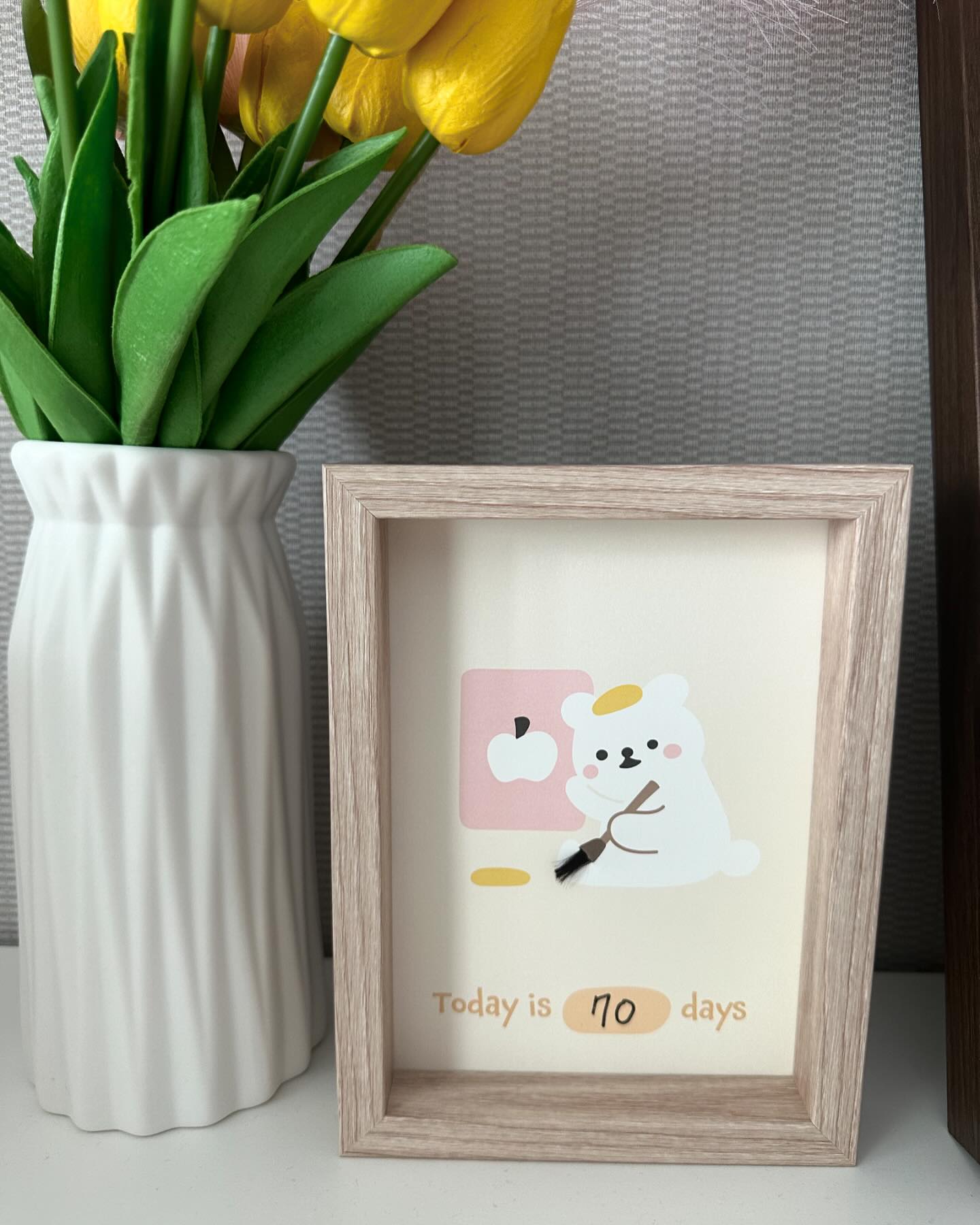 D+70 이또리 배냇머리 보관 액자 완성🥰
커피마시며 아기띠하고 재우면서 호다닥 만들깅ㅋㅋ10분컷!
뒷머리가 휑해진 이또링
더 빠지기전에 싹둑 잘라서 액자로 뿅
이현이는 삭발로 빡빡 밀어줬는데 이또리는 걍 중간중간 다듬어보아요🌸ㅋㅋ
#베냇머리#베냇머리보관함#2개월아기#배냇머리보관#배냇머리액자#아기배냇머리#두찌맘#아기방소품#아기방인테리어소품#배냇함