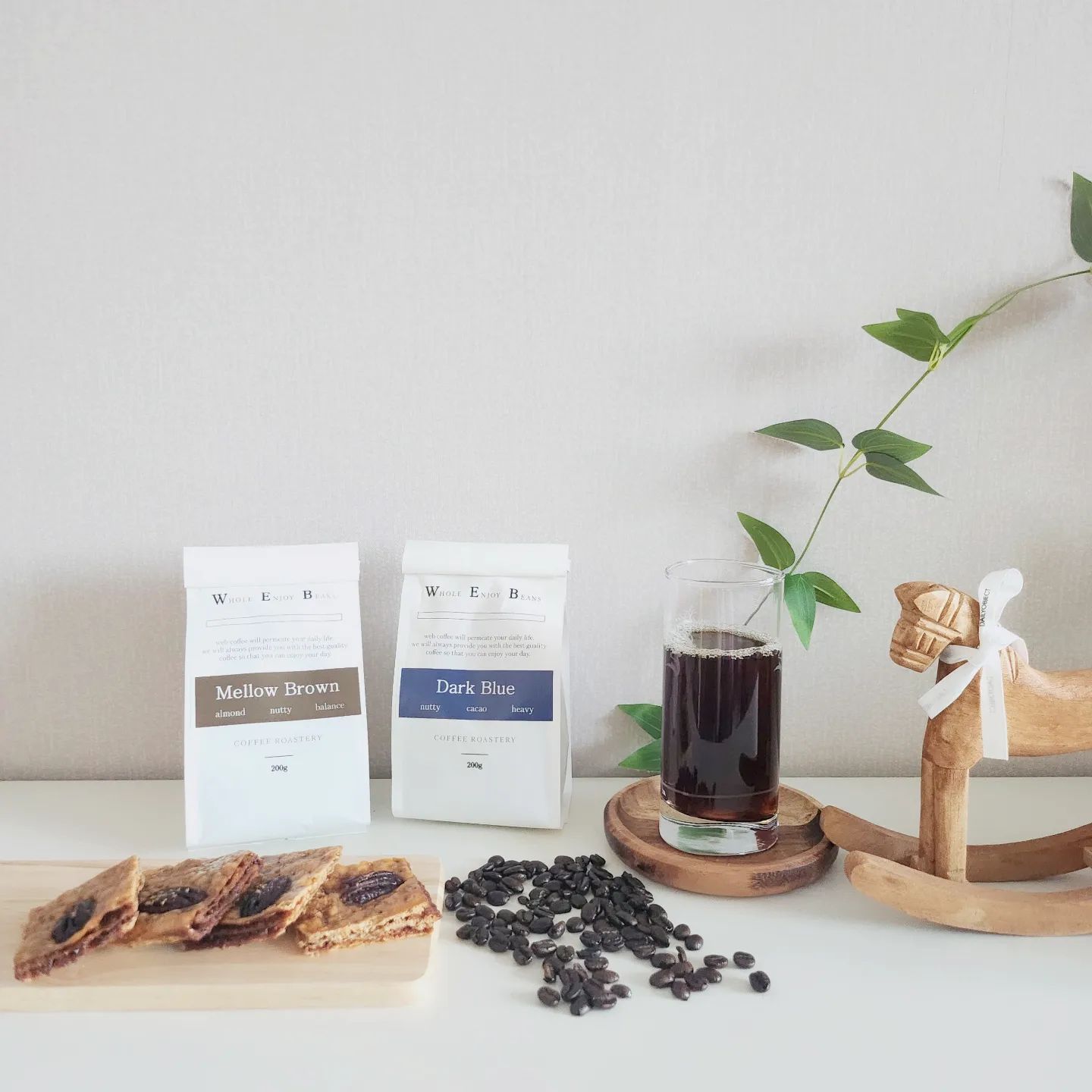 #제품제공 #협찬 #웹커피
🏷 webcoffee.kr

다양한 원두를 즐길 수 있는
<웹커피 WEB COFFEE>

아침을 깨우는 원두향이 좋아서
식곤증을 날려주는 원두향이 좋아서
하루를 마무리해주는 원두향이 좋아서

자꾸만 손이가는 원두!

라이트한 로스팅보다는
다크를 선호하는,

과일의 상큼함을 
느낄 수 있는 원두 보다는 
초콜릿의 쌉쌀한 맛이나
견과류의 고소함을 느낄 수 있는
원두를 선호하는 홍챠의 픽은 

다크초코의 쌉싸름한 맛이 일품인
<다크블루>
묵직한 느낌이라 
식곤증 예방에 좋더라구요.
많이 피곤한 날에는 아침에도 생각나요.

쌉쌉름한 맛을 좋아해서인지
한 모금 한 모금 넘길 때마다
크...소리가 날 정도로
깔끔한 목넘김이 참 좋은 원두랍니다.

견과류 향과 고소함이 어우러진
<멜로우브라운>
밸런스 좋은 커피맛을 원한다면
추천할 만한 원두라 느꼈어요.
견과류와 달달한초코의 맛을
오묘하게 함께느낄 수 있고
그 안에서 상큼함이 둘 사이의
균형을 잡아주고 있달까요?

홈카페를 즐기고 싶은날
힐링할 수 있어서 좋고
200, 500, 1000g으로
중량선택이 자유롭다보니
적은 중량을 선택해서 
다양한 원두를 즐길 수 있어 좋네요.
그날그날 기분 따라
원두선택해서 
즐겨보는 것도 좋을 것 같아요!

저는 웹커피의 원두를 종류별로
도장깨기 해보려구요!

웹커피 둘러보러가기
https://smartstore.naver.com/webcoffee/products/9904765858

#커피원두 #커피추천 #원두도매 #원두추천
#스페셜티원두 #스페셜티커피
#홈카페 #에스프레소원두 #홀빈
#홍챠 #홍챠의일기 #홍챠의리뷰
#홍챠는커피를마신다 #홍챠와커피