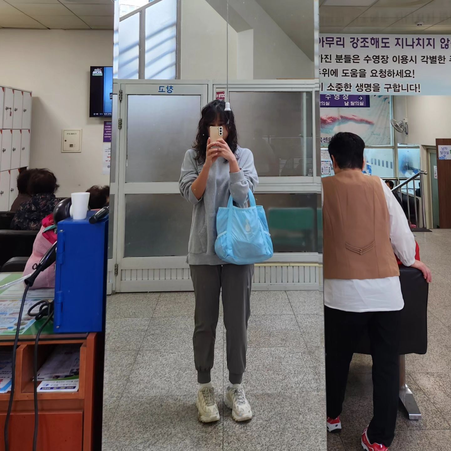 #오운완 은 수영으로 🏊‍♀️ 

날이 진짜 급 추워진거같아요😆
수영장 물 들어가기 전까지 덜덜덜
겨울은 수영장 못오겠다 했는데 

수영하니 또 괜찮네요🤩
오늘 컨디션좋아서 잘 달렸는데 아쉽게 밴드를 두고왔네요ㅋㅋ

---
전에 친구가 보내준 버터갈릭 레시피가 생각나서 급 만들어본건데 
구워진 마늘이 너무 맛있었어요☺️☺️ 완전 추천!