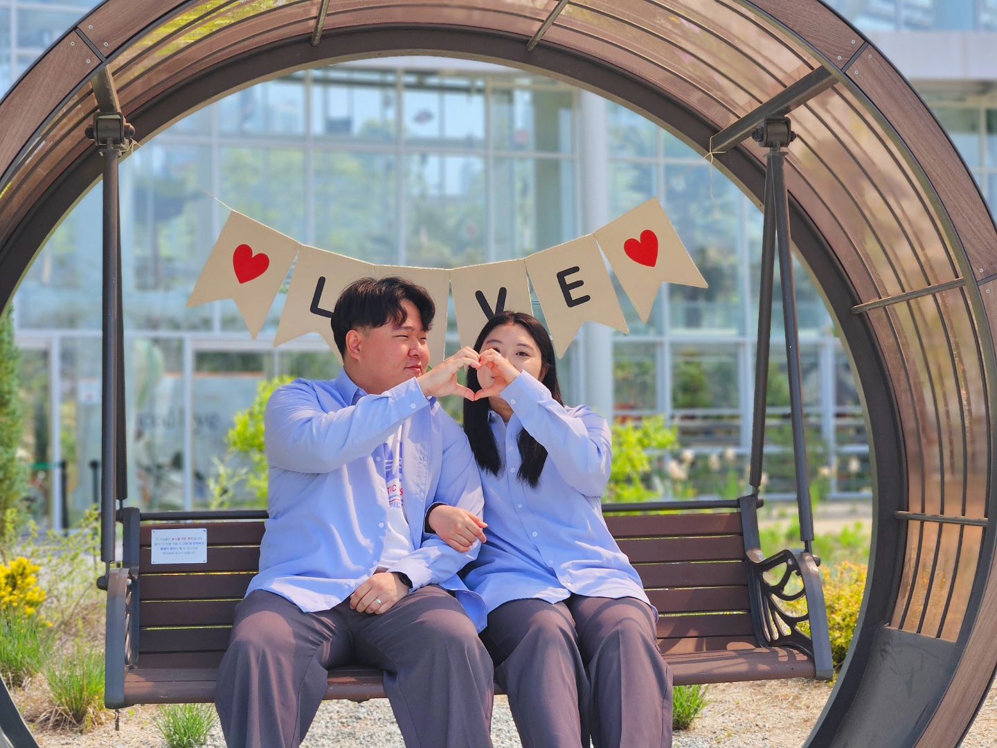 함께여서 더 달콤했던 여행💚

머리부터 발 끝까지 시밀러룩으로
맞춰입고 첫 수목원 데이트💙🌿

시밀러룩 잘 어울리나요?🩵

삼각대를 따로 챙겨가긴 했지만
역시나 반입 불가로 서로 찍어주다
폰 세워서 겨우 찍었는데 만족😆

삼각대는 무조건 반입 불가인 점
참고해서 다녀오세요🌴

#일월수목원 #드라마촬영지 #눈물의여왕 #힐링데이트