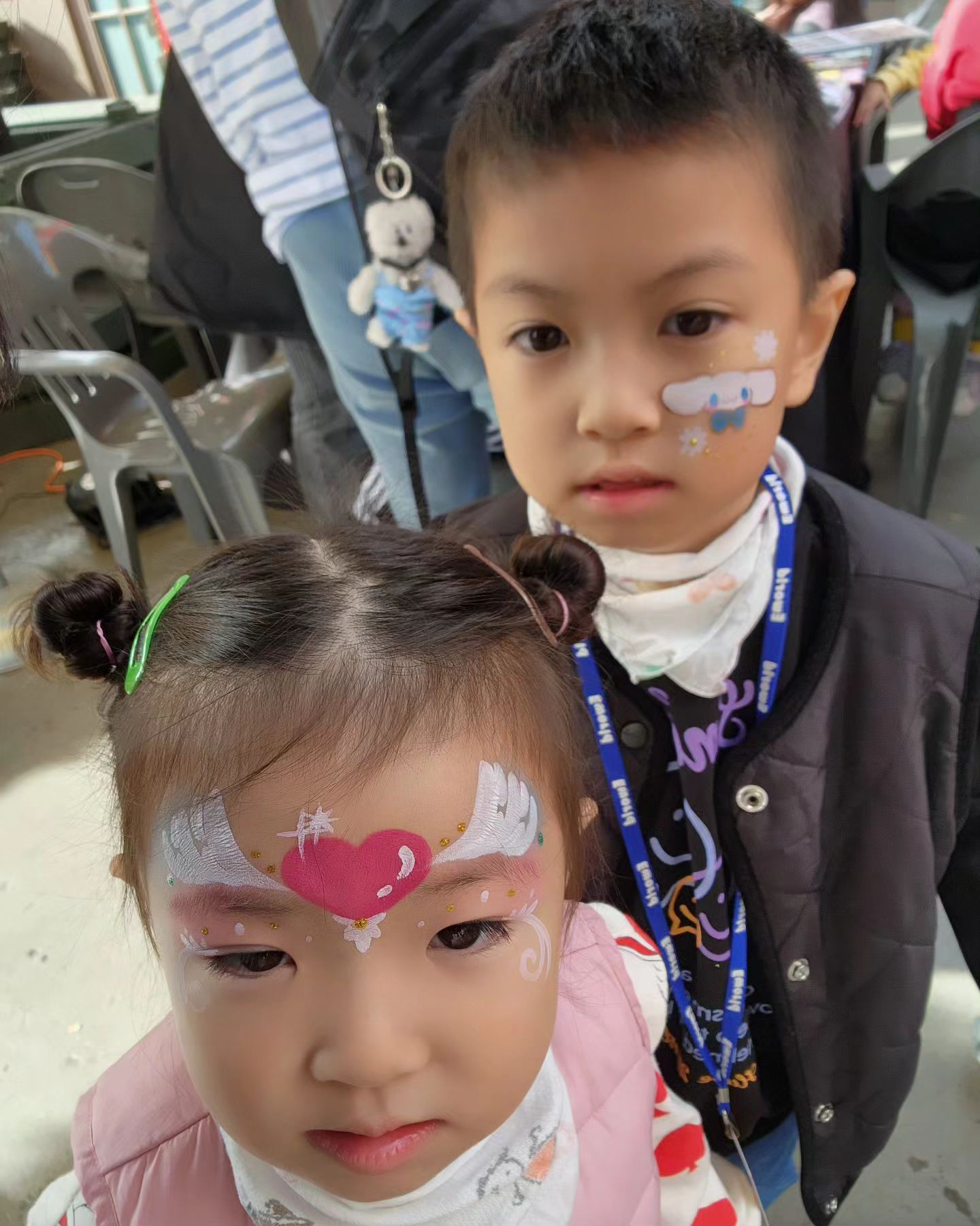 놀이공원은 사랑이쥬
연간회원권있으니 만고땡이에요
원할때마다 갈수있으니까 !!!

아이들도 이제 오디갈까 하면
놀.이.공.원!!! 🙌🙌

아이들도 언제든지 갈 수 있다는걸 아나봐요 

이번에는 페이스페인팅두 하구요
하은이는 마이멜로디하라고 그렇게 얘기했지만, 취향확고합니다ㅋㅋㅋ

"하트요정입니다만"

취향 존중해👏👏👏

# 취향확고한 5세 
# 엄마말은 절대 듣지 않음
# 그 와중에 첫째의 시나모롤 사랑
# 둘다 사랑해🩷

#대구 #대구맘 #육아맘 #직장맘 #워킹맘 #놀이공원뿌시기 #이월드 #할로윈