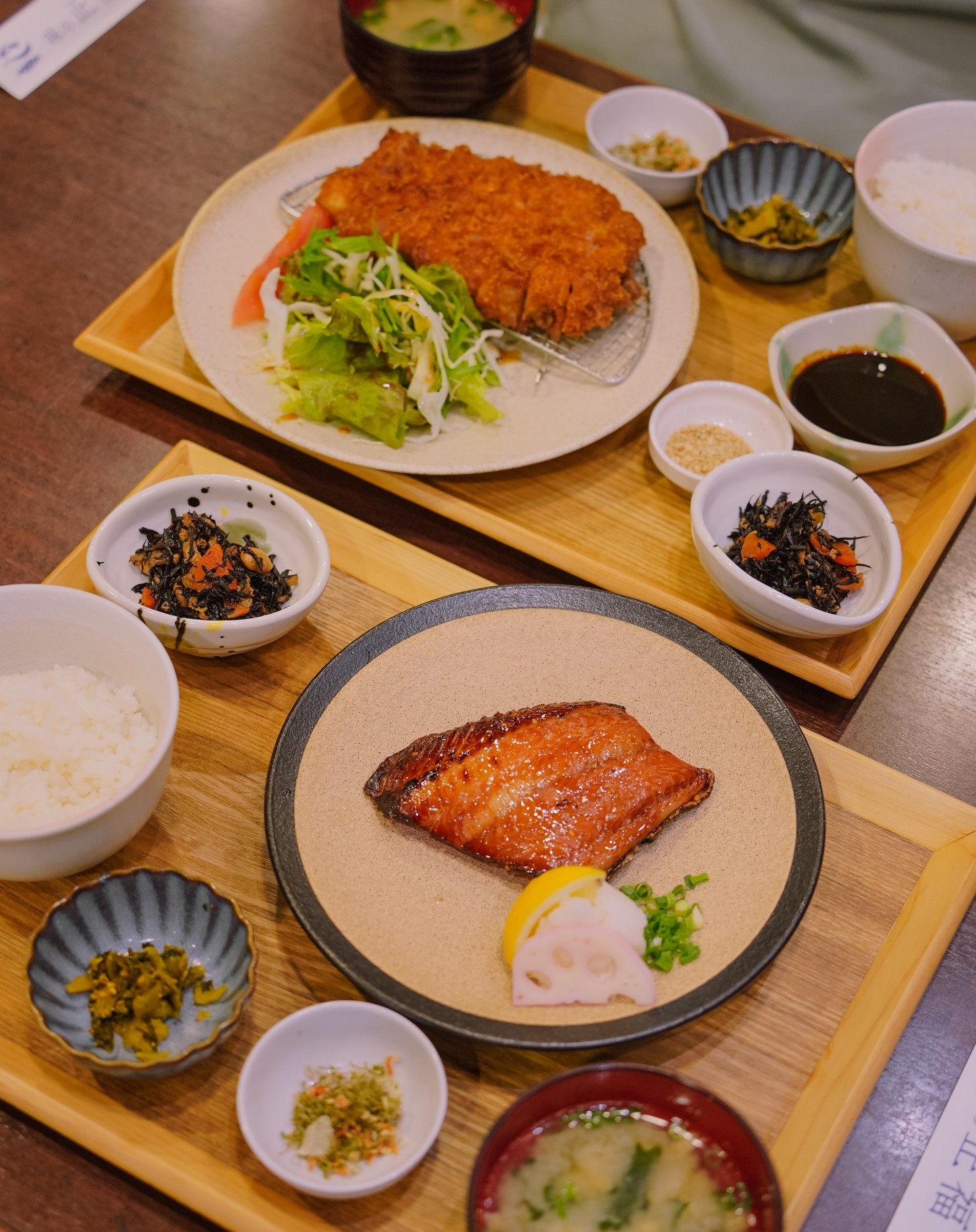 Fukuoka_4月 끝나지 않는 일본기록
🍱현지인 맛집_일본가정식

#아지노마사후쿠
ajino.masafuku 

전날 너무 무리한 일정에 힘들어서 죽을것 같은데 배는 고프고 뭘 먹을지 몰랐는데 오빠가 찾아준 식당. 우리가 간 날은 점심시간이 애매해서 그랬는지 사람이 많지 않았는데, 원래는 현지인들이 줄서서 밥 먹는 곳이라고 하더라.

실제로 외국인 관광객은 한 명도 보지 못했고, 일본인 손님만 있던 가정식 맛집. 정갈하고 맛있다. 이 정도면 일본 치고는 간도 너무 쎄지 않아서 좋았다.

.
.
.

#일본여행 #후쿠오카 #후쿠오카여행 #여행에미치다 #여행스타그램 #여행사진 #여행후기 #해외여행 #사진스타그램 #일본거리 #후쿠오카2박3일 #여행소통 #여행계정 #여행기록 #일본가정식 #후쿠오카일본가정식 #후쿠오카맛집 #텐진맛집 #텐진일본가정식 #trippics #trip #travelgram #instatravel #tripstagram #travel #photography #japan #fukuoka