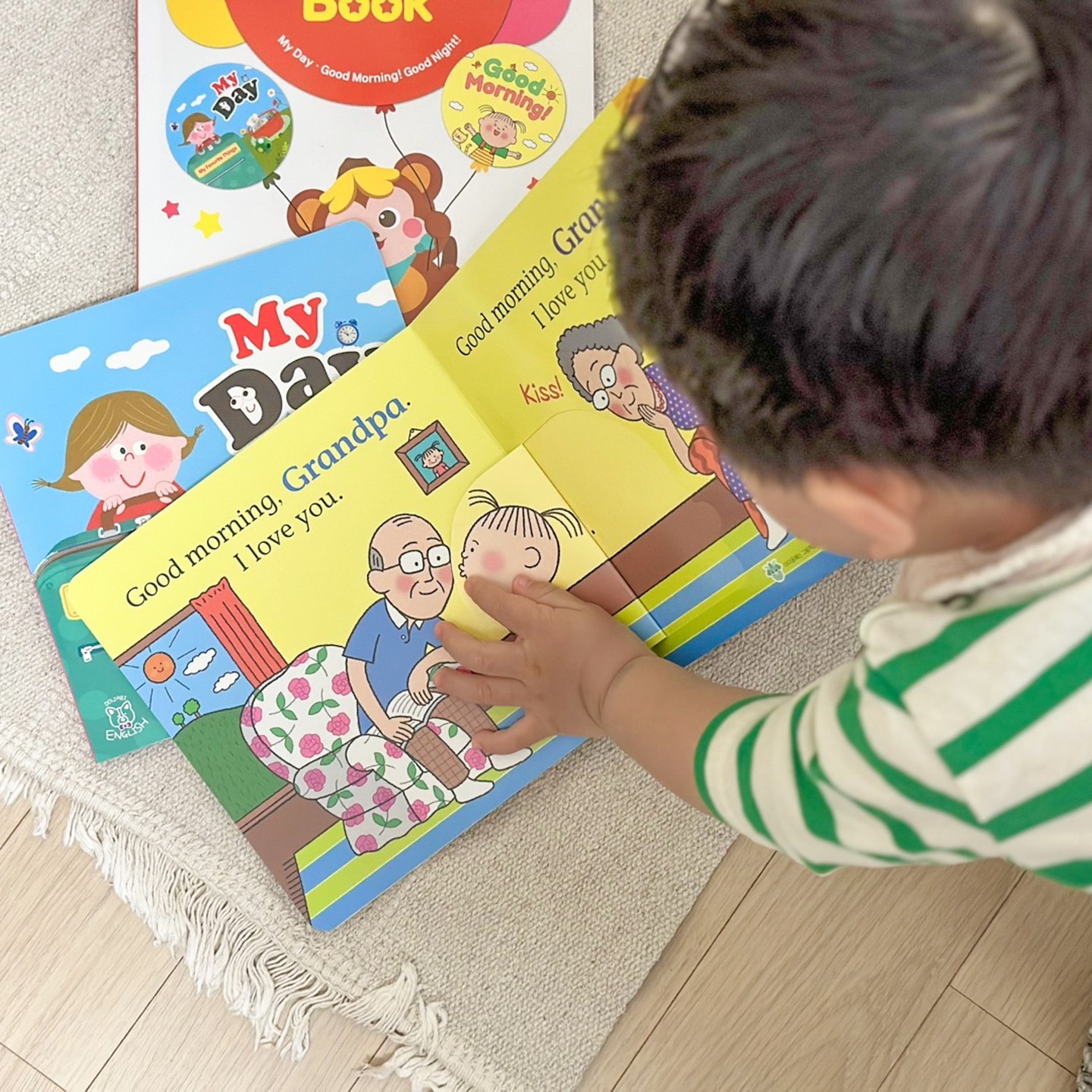 #돌잡이맘22기 #제품협찬 

책부터 놀이북, 스티커북까지
같은 책으로 반복학습이 가능한
돌잡이영어는 항상 인기가 많죠💖

우리 또복군도 요즘 돌잡이 영어에 빠졌는데
조작북으로 조작도 해보고 
바나펜으로 실제 발음도 들어보고
특히 억양은 엄마가 못 해주는 부분이라
 아주 만족스럽답니다 :)

가이드북까지 있어서 아기와 어떻게 놀지 모르는 분들도 편하게 책육아 할 수 있게 도와주는 돌잡이 시리즈로
우리 책육아 성공하자구요💖

#돌잡이영어 #아기전집 #돌잡이놀이책 #홈스쿨링
#육아템 #첫전집 #전집추천 #첫영어책 #리틀천재 #천재교육
 #아기책 #아기영어책