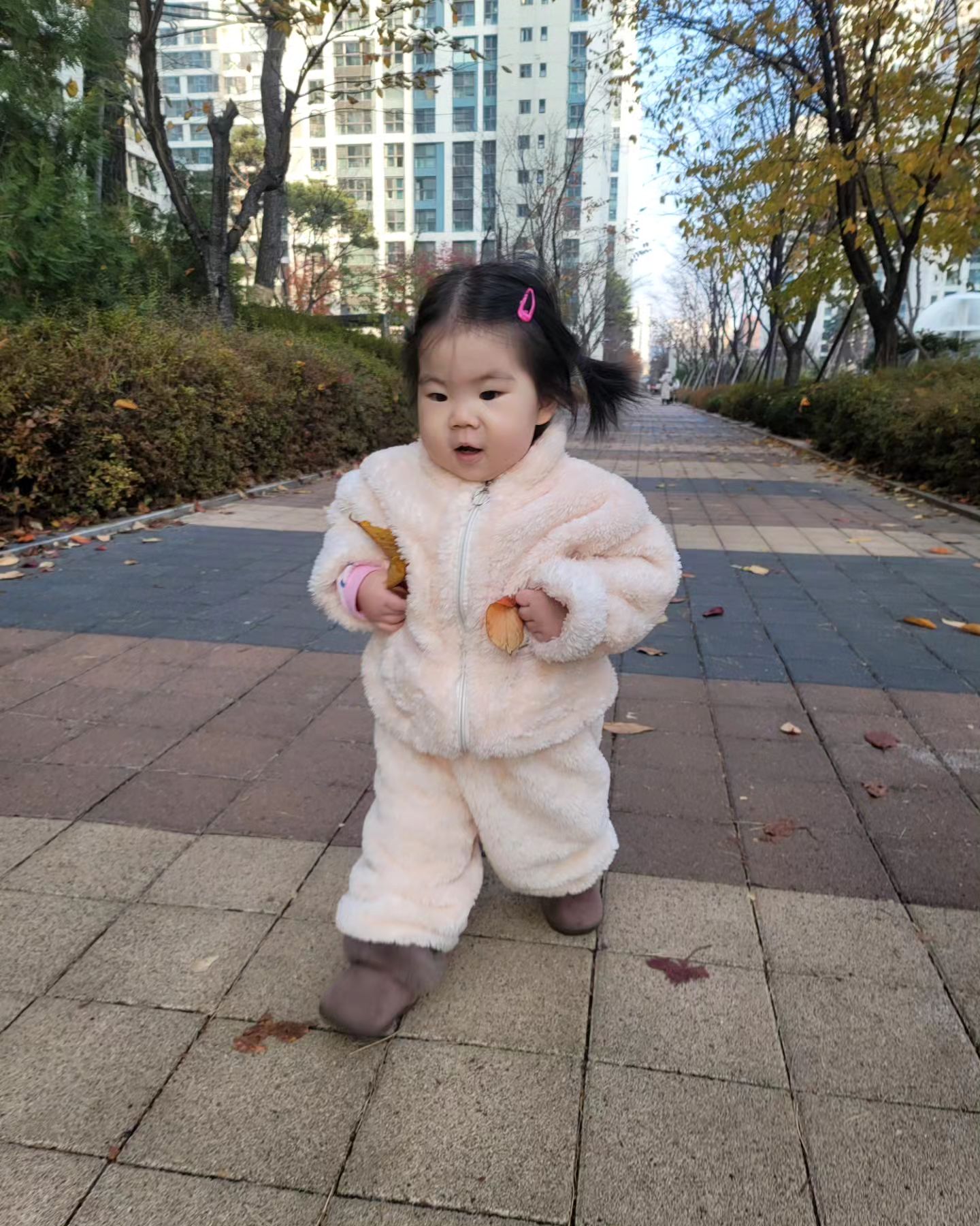 #곰돌이출연

잠들면 바로 들어와서 재우려고 털옷 입히고 나갔는데 잠은 안자고 동네 누비던 곰돌이🐻 

지나가는 어르신들께 다 손흔들어줘서 하하호호 웃으시며 예쁘다 해주시고😍

보이는 낙엽마다 양손가득 쥐느라 정신없던 곰돌이 🍂 

바닥에 털썩 주저앉는순간 엄마맘도 털썩!😭

그래 너 하고픈거 다해라~
빨래는 세탁기가 하겠지😅

그렇게 낮잠은 15분자고 끝!!

저녁먹고 후식으로 애호박 먹는 너
여전한 애호박사랑❤️

오늘은 더 사랑스러운 너😍

#16개월아기
#484일
#동네한바퀴